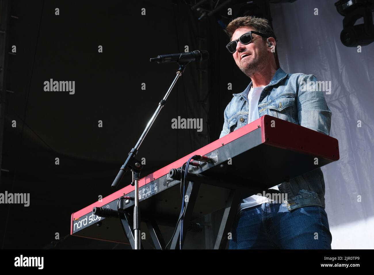 Roy Stride of Scouting for Girls si esibisce durante il Weyfest Festival, Tilford, Inghilterra, UK. Agosto 20, 2022 Foto Stock