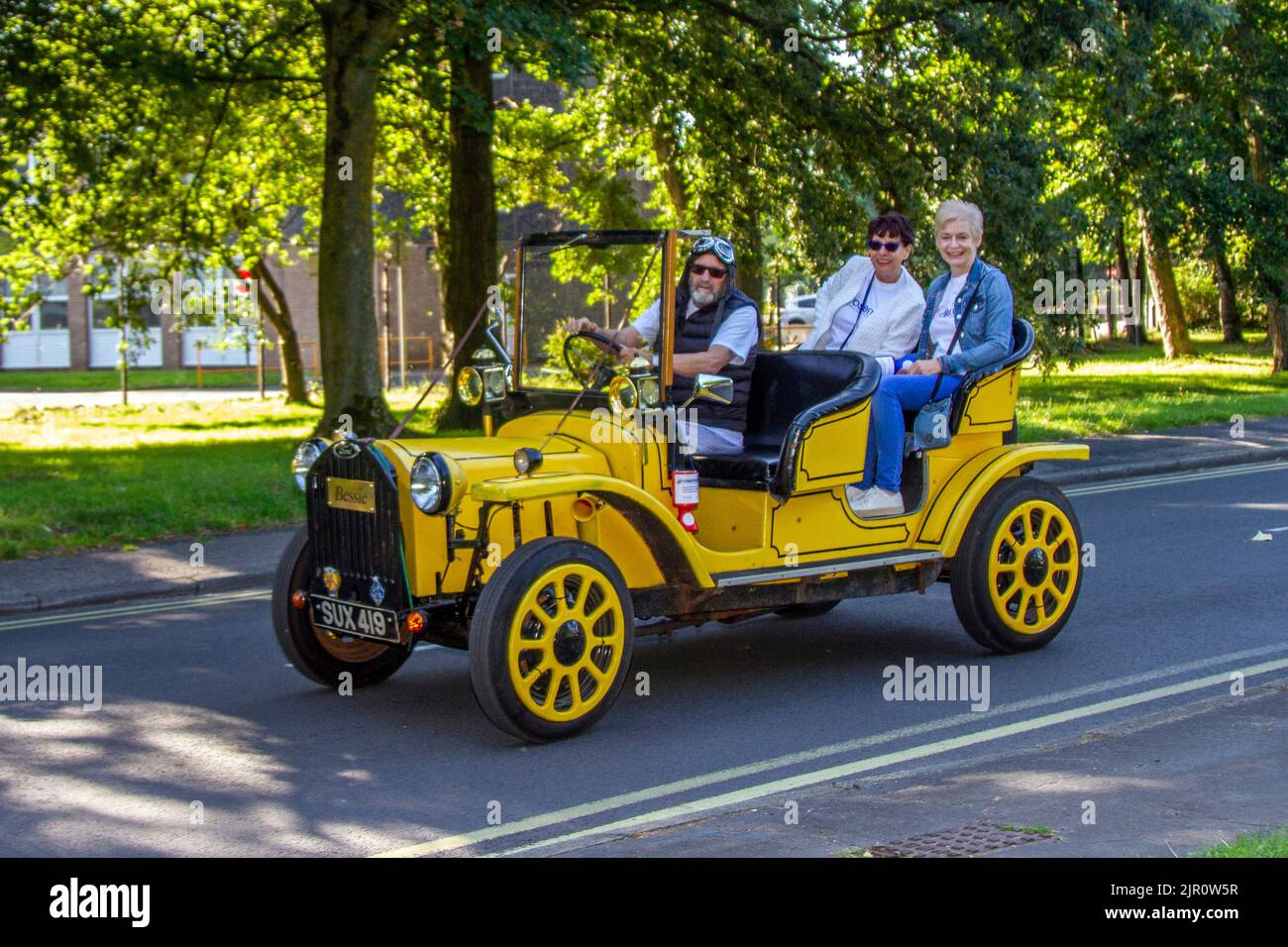 1954 50s anni '50 Siva Edwardian FORD 103E popolare. Dr Chi BESSIE è un vecchio stile anni cinquanta replica open top berlina giallo KIT AUTO. TARDIS Roadster in rotta per la mostra d'auto classica di Lytham Hall, Lancashire, Regno Unito Foto Stock