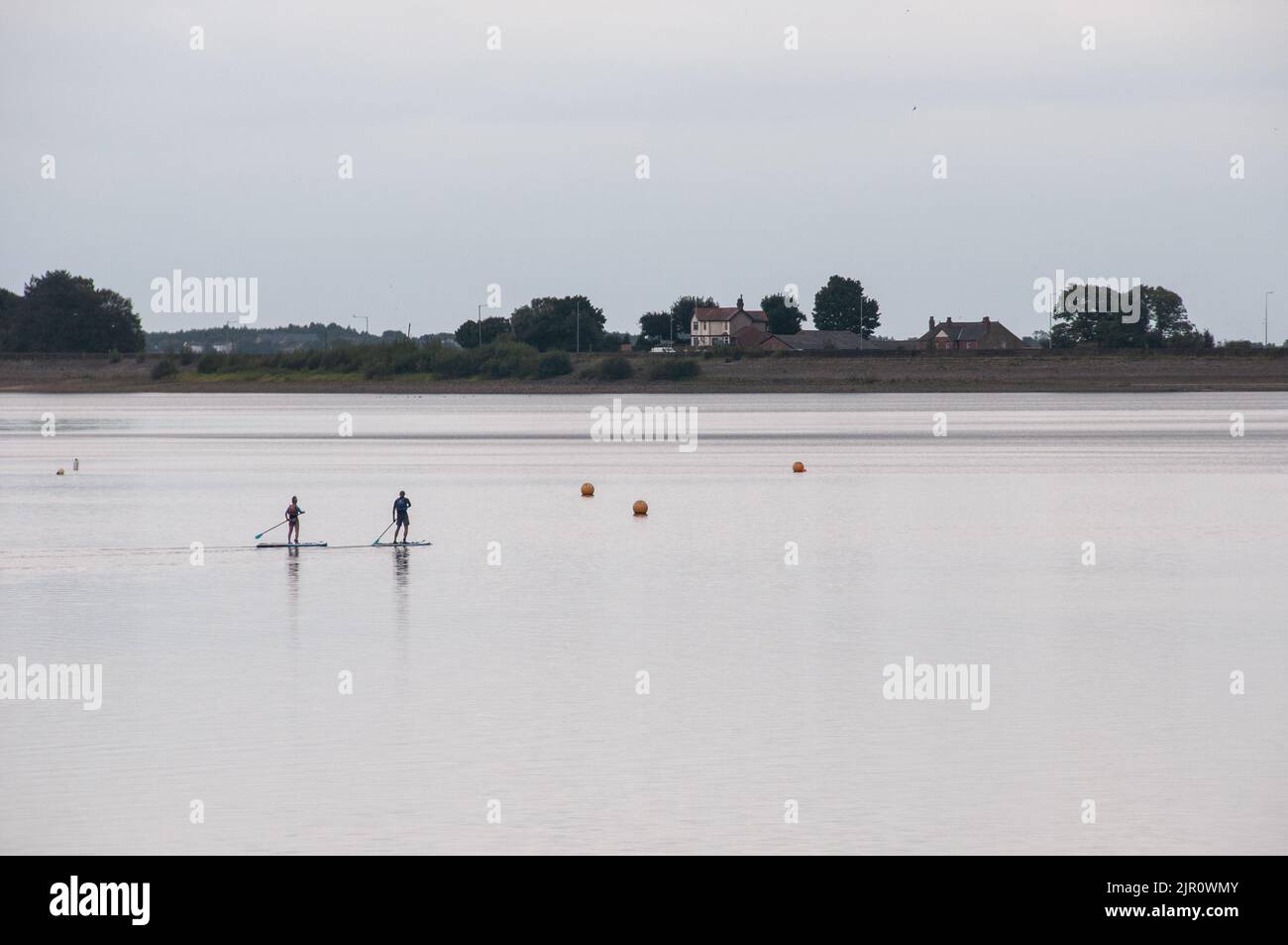 In tutto il Regno Unito - paddle imbarco sui bassi livelli d'acqua sul serbatoio inferiore di Rivington Foto Stock