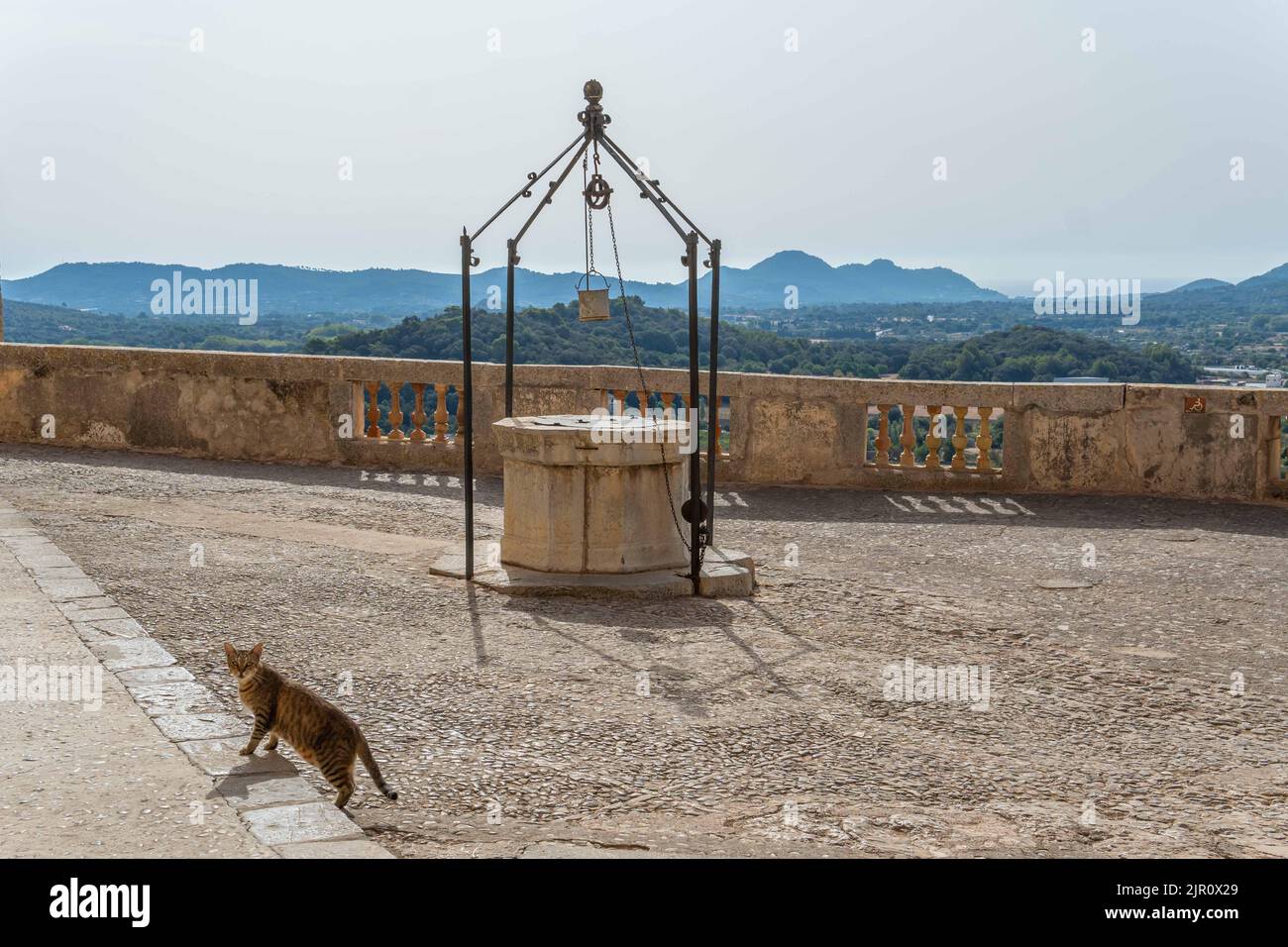 Antica pietra ben situato nel Santuario di Sant Salvador all'alba. ARTA, isola di Mallorca, Spagna Foto Stock