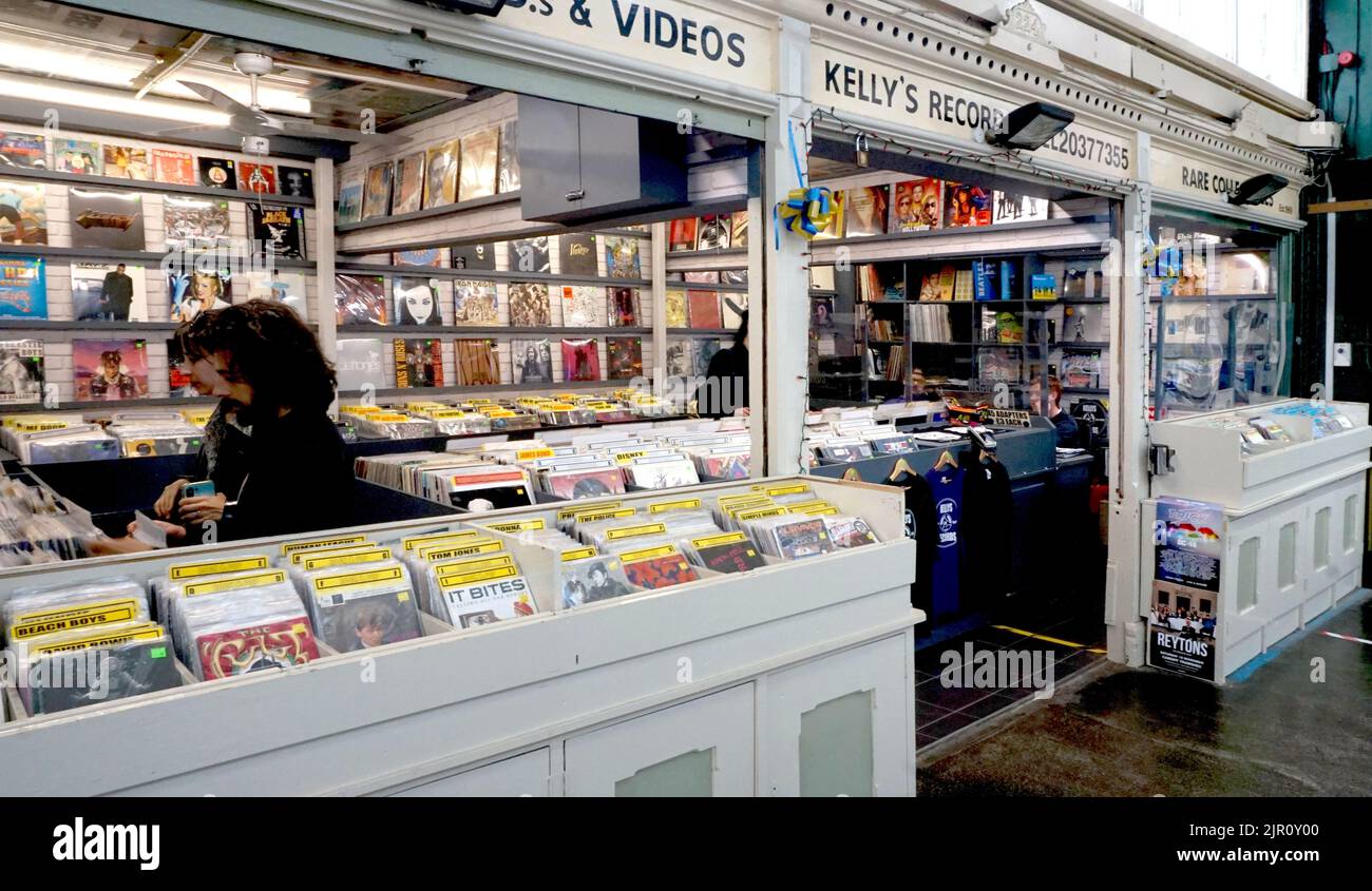 Kellys Records, nel mercato di Cardiff, fondata negli anni '1970s. Uno dei più grandi negozi di dischi in vinile di seconda mano in Gran Bretagna. Foto Stock