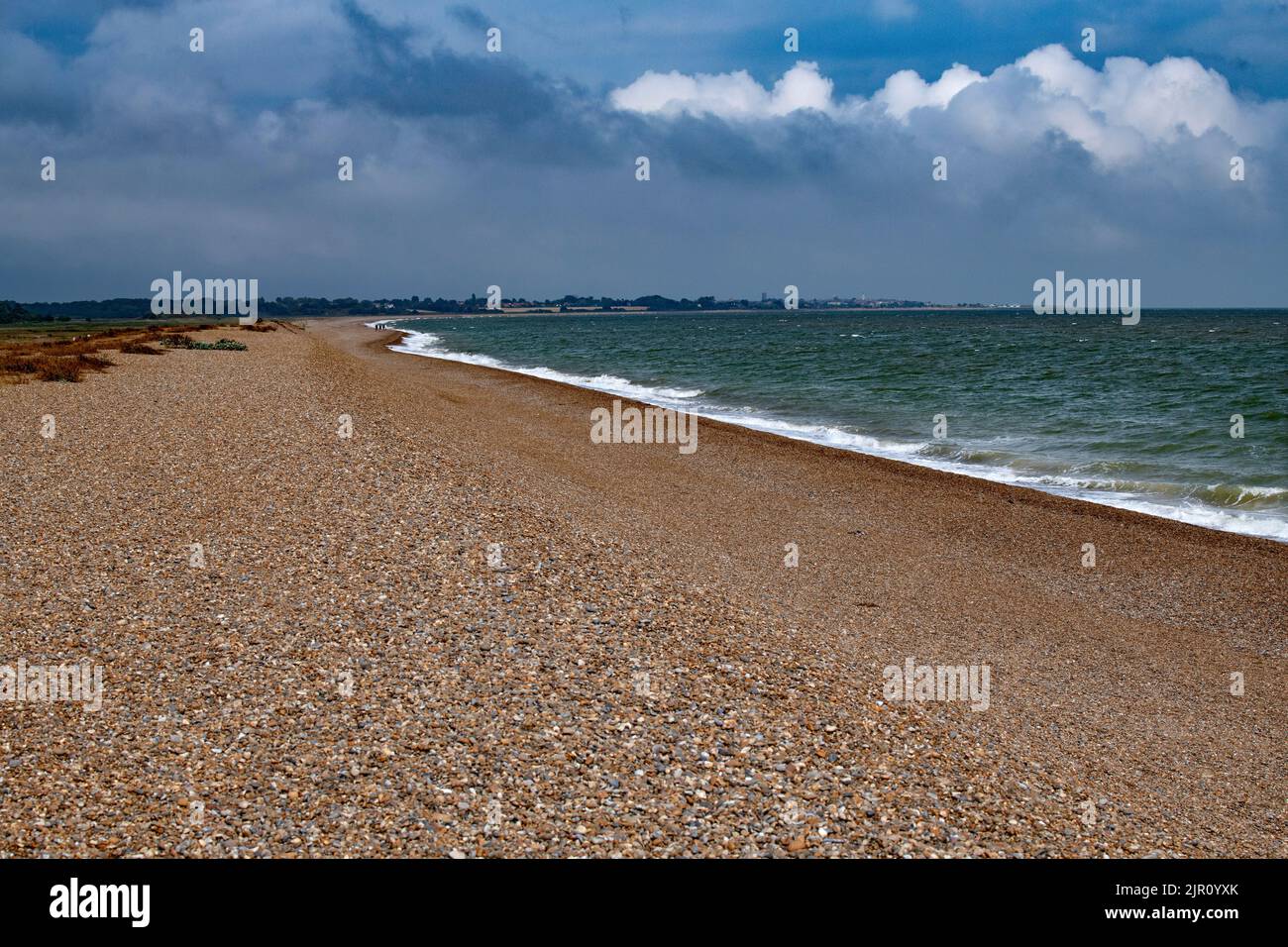 Dunwich Beach Suffolk Inghilterra Agosto 2022 guardando verso Southwold Foto Stock
