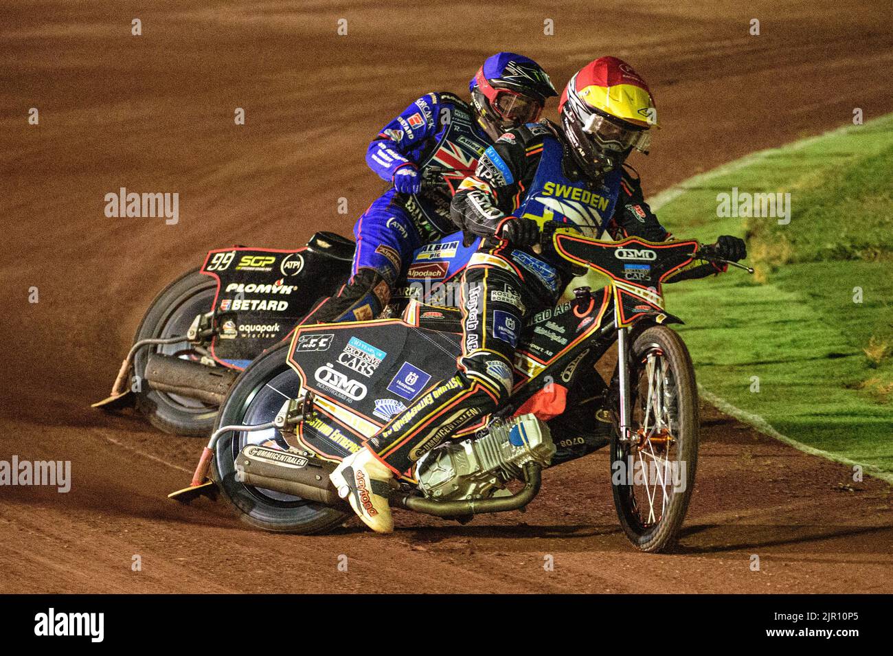 Glasgow, Scozia, Regno Unito. 20th agosto, 2022. Kim Nilsson (Svezia) (Rosso) guida Dan Bewley (Gran Bretagna) (Blu) durante il FIM Speedway Grand Prix Challenge al Peugeot Ashfield Stadium, Glasgow, sabato 20th agosto 2022. (Credit: Ian Charles | MI News) Credit: MI News & Sport /Alamy Live News Foto Stock