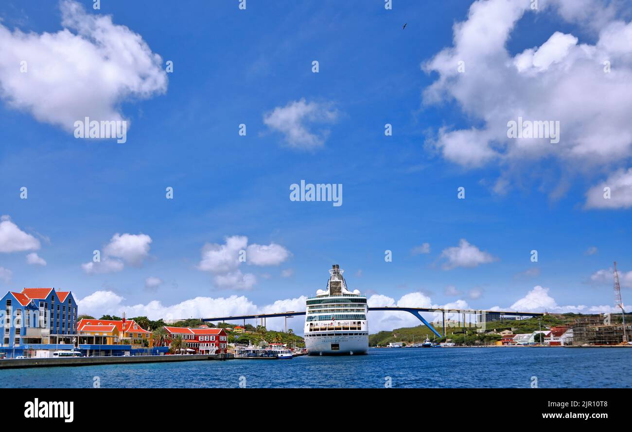 Grandeur of the Seas atWillemstad, Curacao, Caraibi Foto Stock