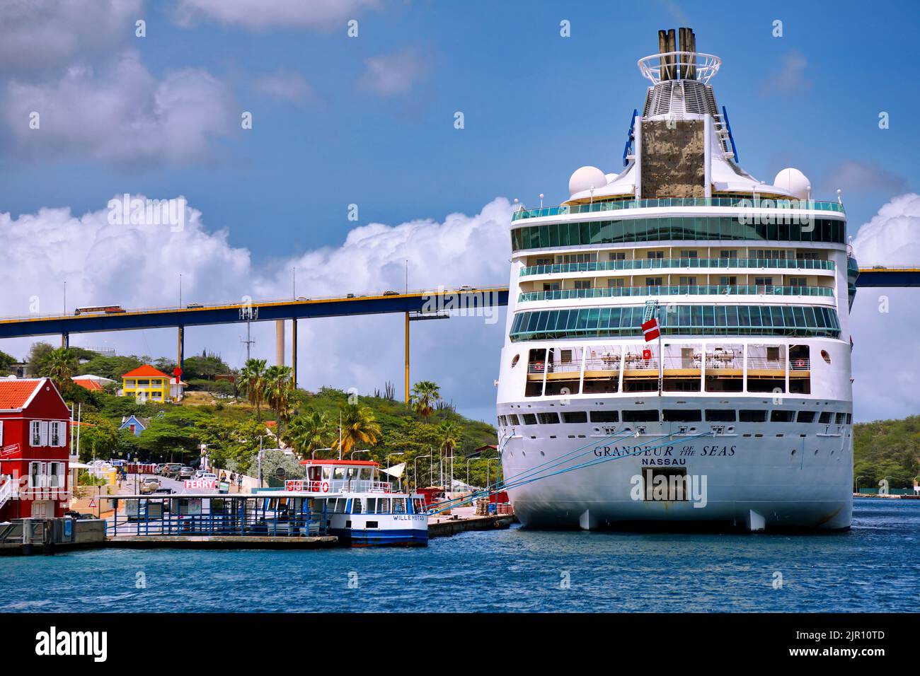 Grandeur of the Seas atWillemstad, Curacao, Caraibi Foto Stock