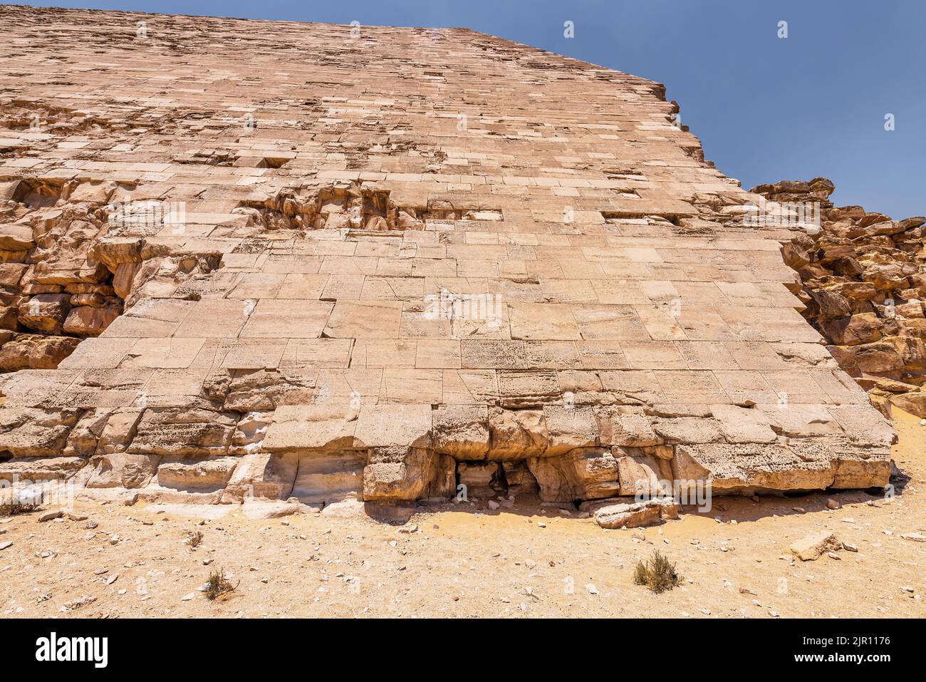 Dahshur, Egitto; 19 agosto 2022 - l'originale involucro di calcare sulla piramide piegata a Dahshur, Egitto. Foto Stock