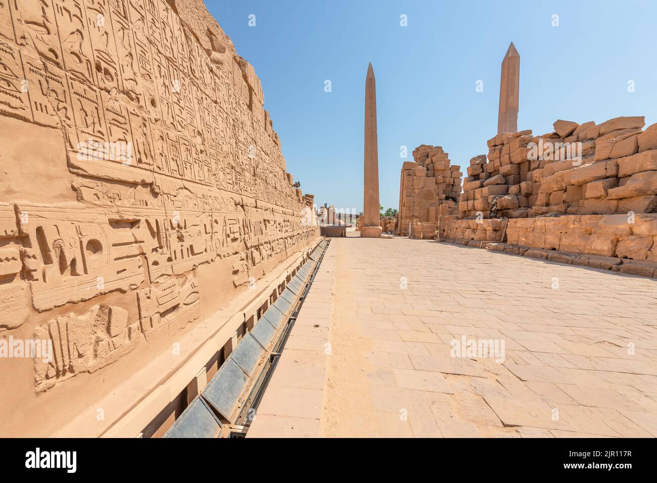 Una vista di enormi Obelisks al Tempio di Karnak, Luxor, Egitto Foto Stock