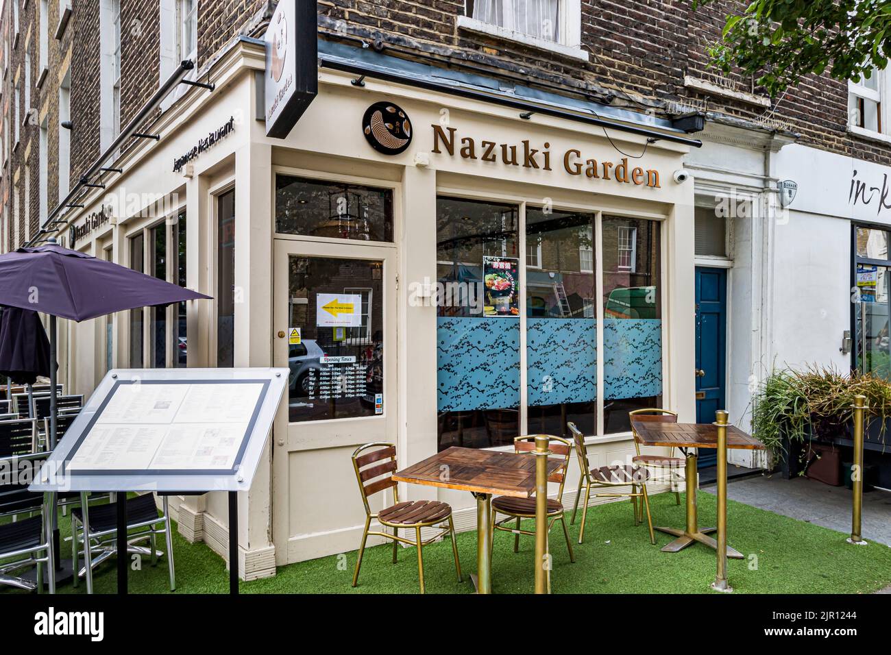 Tavoli e sedie all'esterno del Nazukj Garden, un ristorante giapponese in alto scala a Fitzrovia, Londra W1 Foto Stock