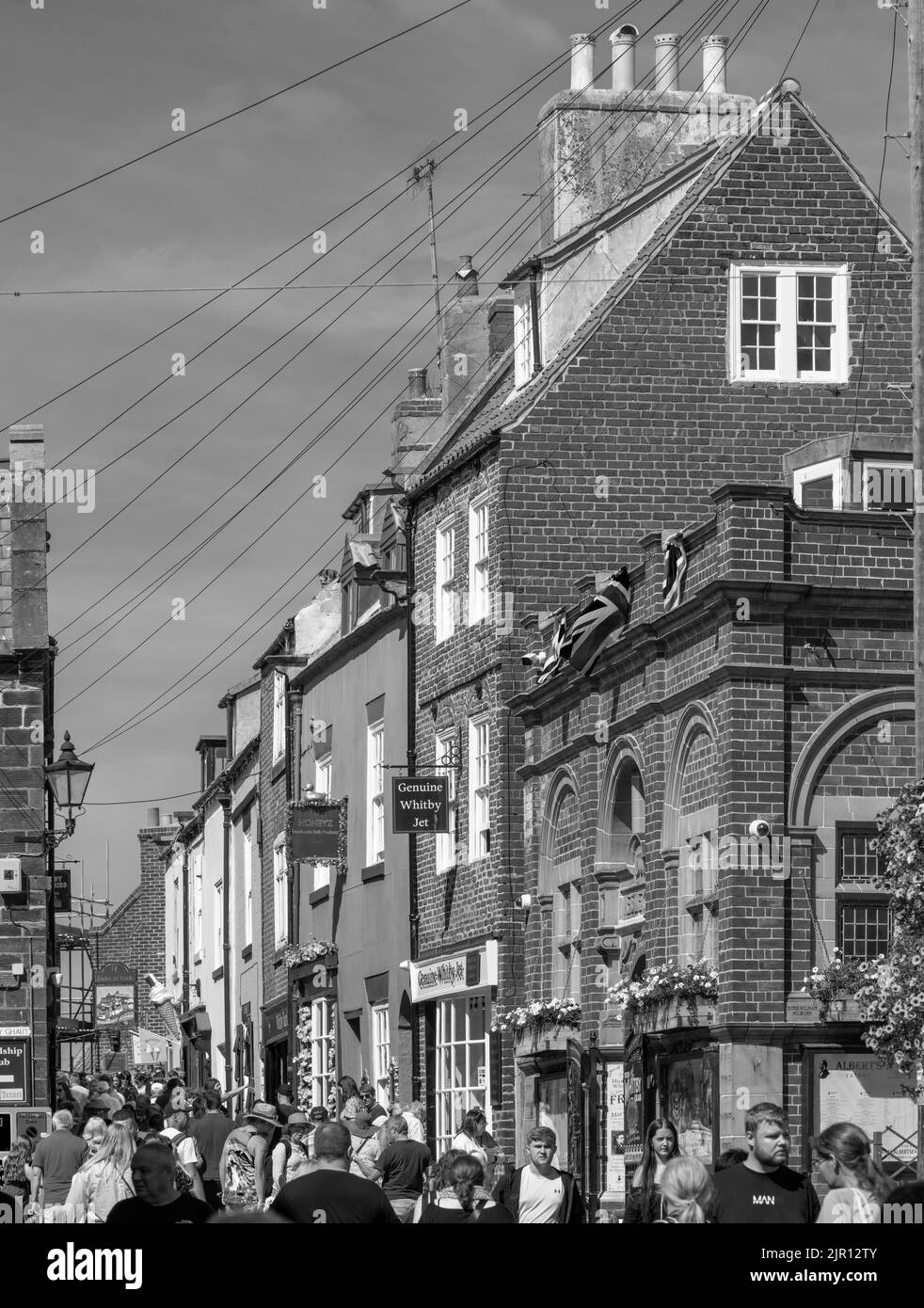 Vista delle folle di turisti in Church Street, Whitby, North Yorkshire, Yorkshire, Inghilterra, REGNO UNITO Foto Stock