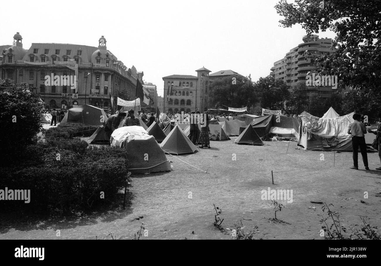 Bucarest, Romania, maggio 1990. 'Golaniada', una grande protesta anti-comunismo in Piazza dell'Università dopo la Rivoluzione rumena del 1989. La gente si riunì ogni giorno per protestare contro gli ex comunisti che presero il potere dopo la Rivoluzione. La richiesta principale era che nessun ex membro del partito fosse autorizzato a correre nelle elezioni del maggio 20th. In questa foto, scattata nei giorni successivi alle elezioni, si accampano letteralmente in piazza per protestare contro le elezioni 'truccate?. Foto Stock