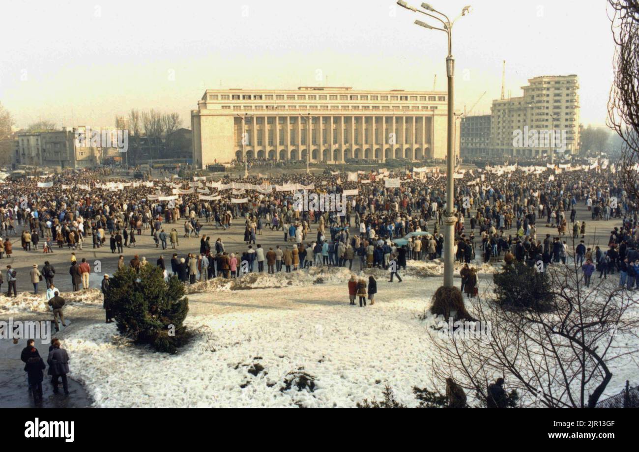 Bucarest, Romania, 28 gennaio 1990. Un mese dopo la rivoluzione anticomunista, i sostenitori dei partiti storici (di destra) protestano contro il nuovo sistema politico in vigore, composto principalmente da ex funzionari comunisti. La protesta è iniziata a Piata Victoriei, di fronte al Palazzo della Vittoria, che divenne sede del nuovo partito al potere, F.S.N. Foto Stock