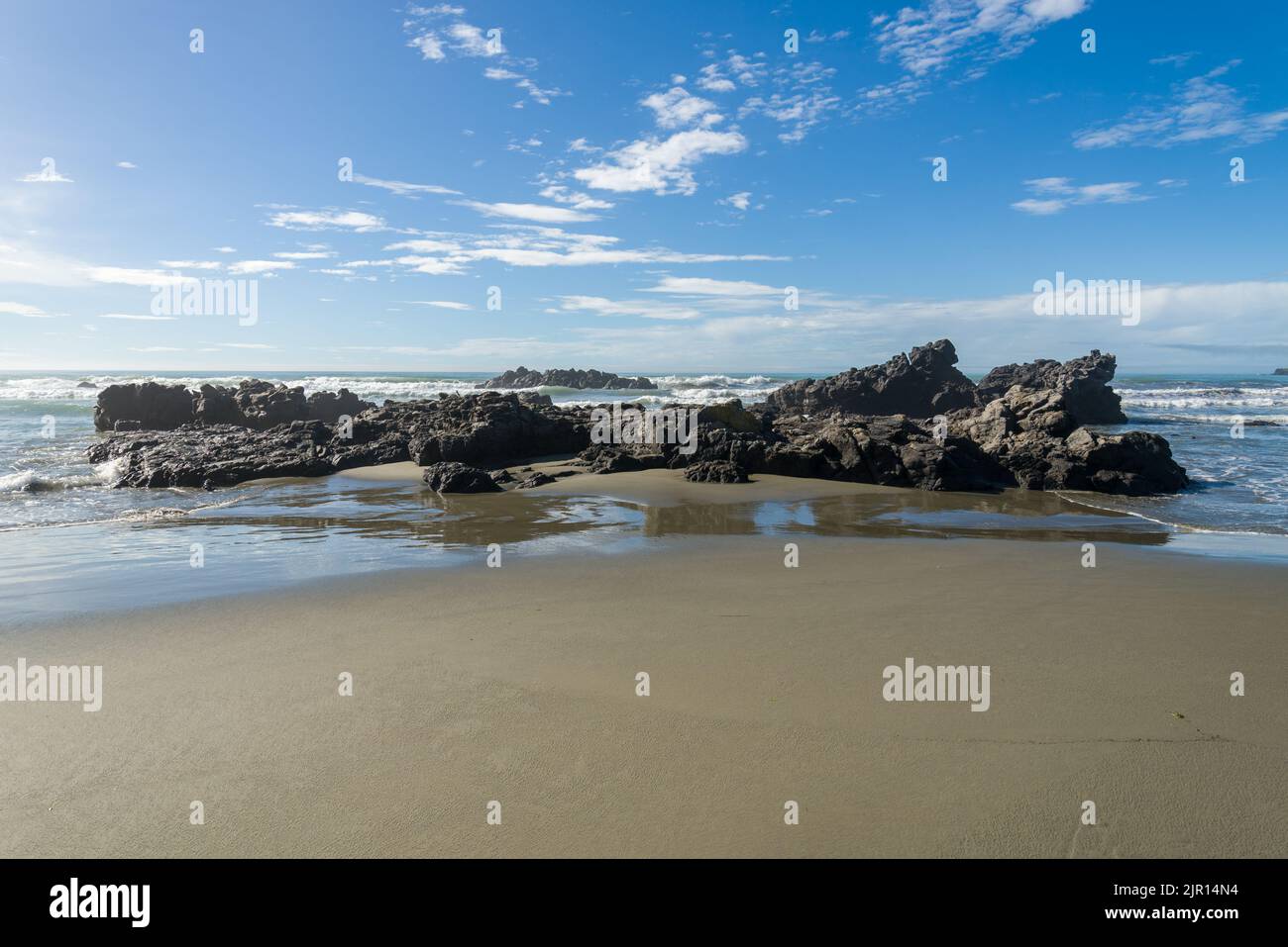 Affioramenti rocciosi nella bassa marea di Christchurch Nuova Zelanda Foto Stock