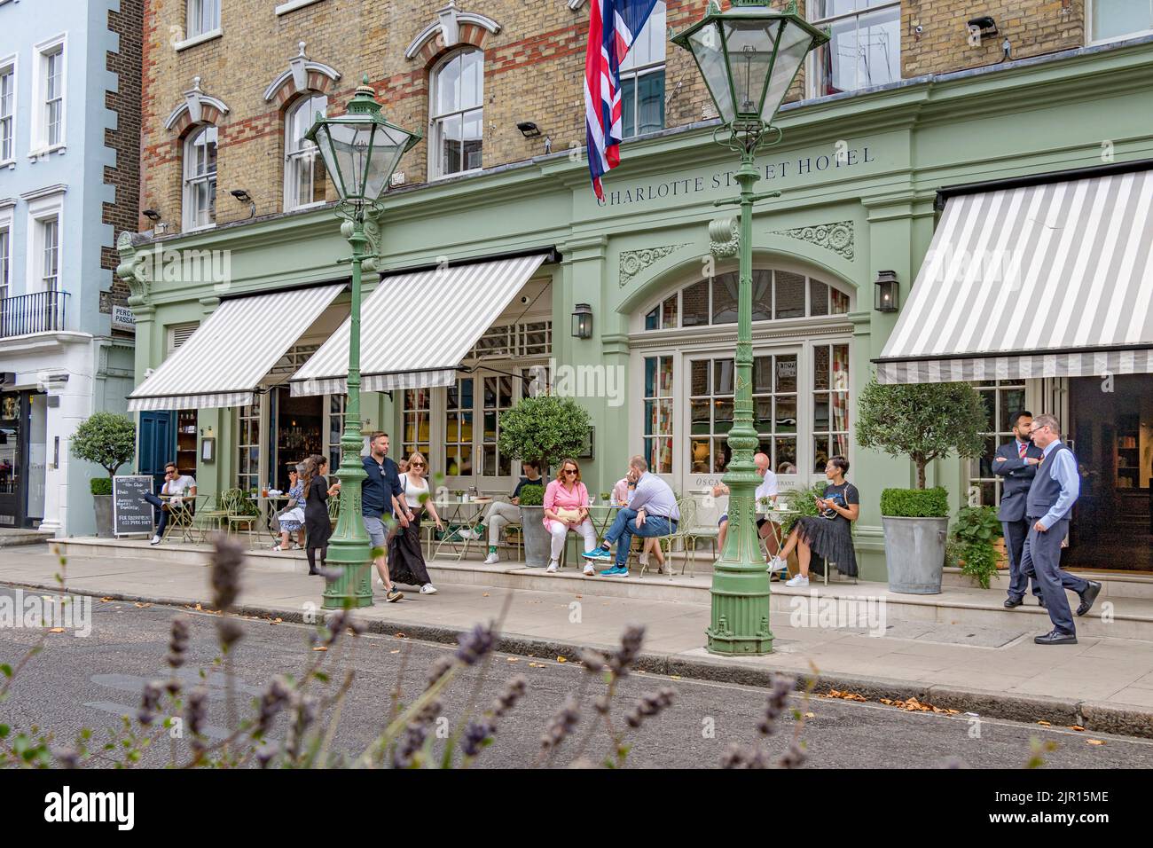 Le persone che passano davanti all'entrata del Charlotte Street Hotel, su Charlotte Street, Fitzrovia, Londra W1 Foto Stock