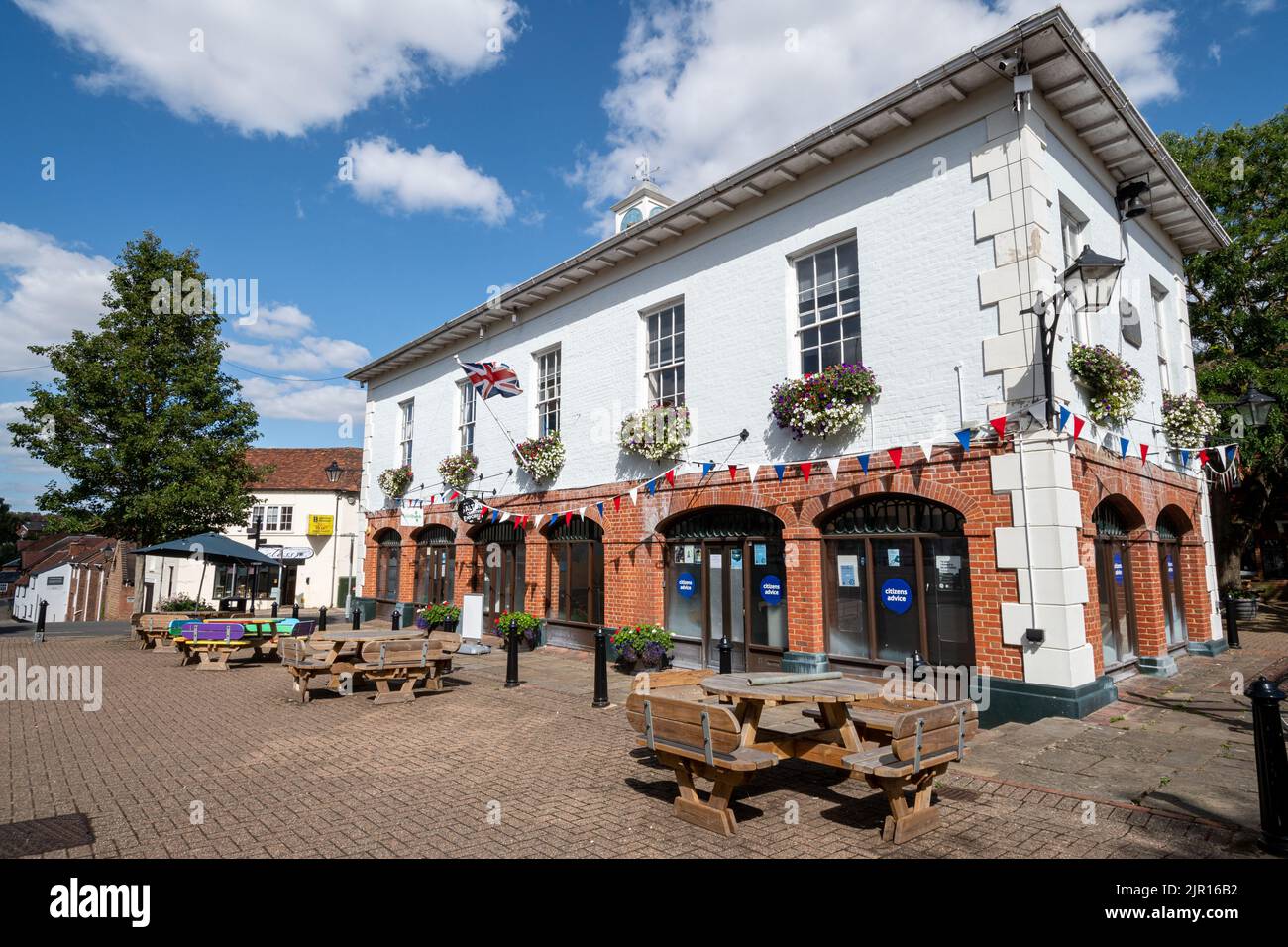 Alton Town Hall, Hampshire, Inghilterra, Regno Unito, un edificio classificato di II grado nella piazza del mercato. Foto Stock