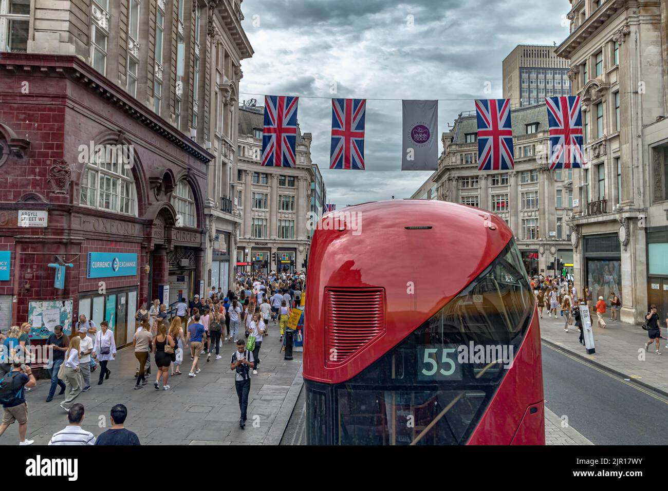 La vista posteriore di un autobus numero 55 di Londra come fa è strada lungo Oxford Street , avvicinandosi a Oxford Circus , Londra W1 Foto Stock