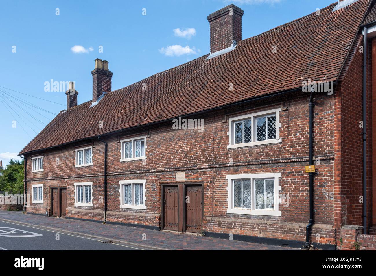 Geale's Almshouses fondata nel 1653, su Church Street ad Alton, una città commerciale dell'Hampshire, Inghilterra, Regno Unito Foto Stock