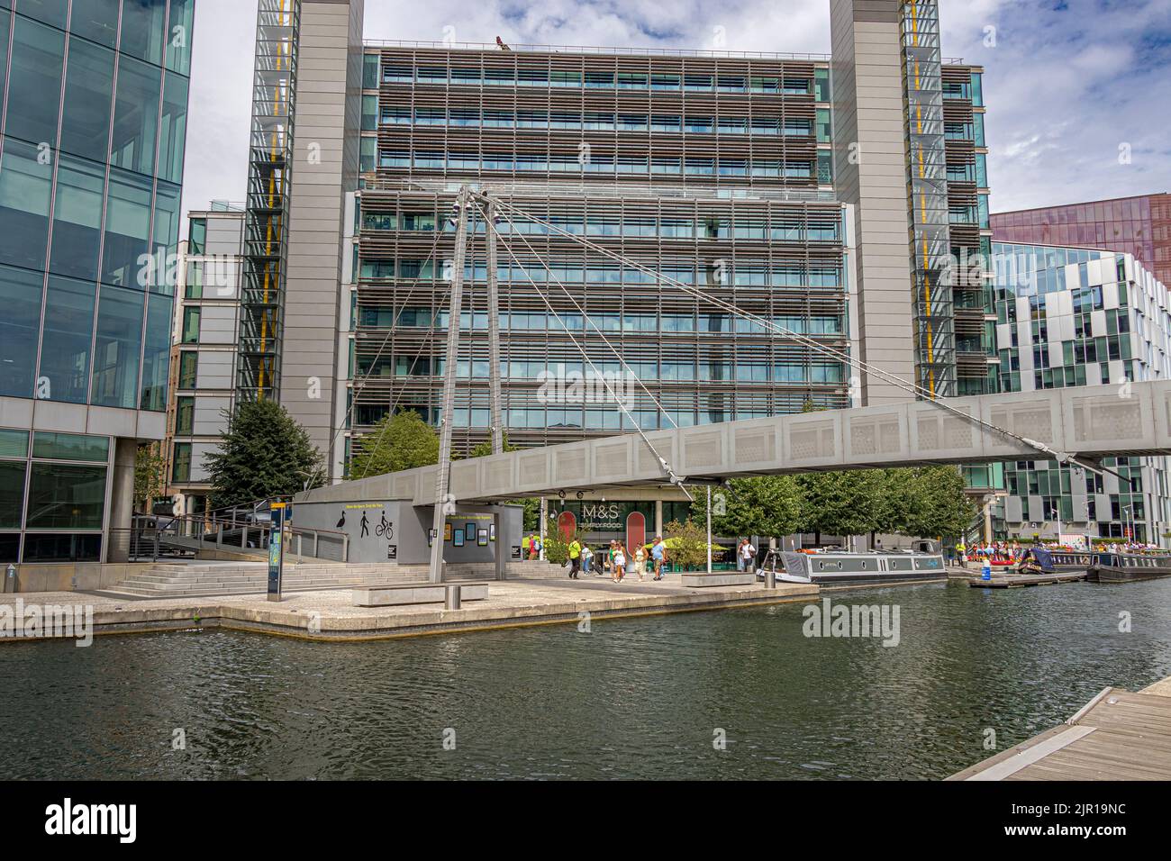 Ponte pedonale Paddington Basin che attraversa il Canal Grande Union a Paddington Basin , Paddington , Londra W2 Foto Stock