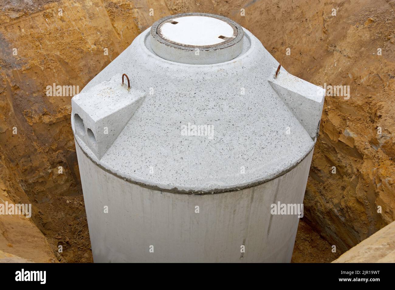 Verrà installata la cisterna dell'acqua piovana Foto Stock
