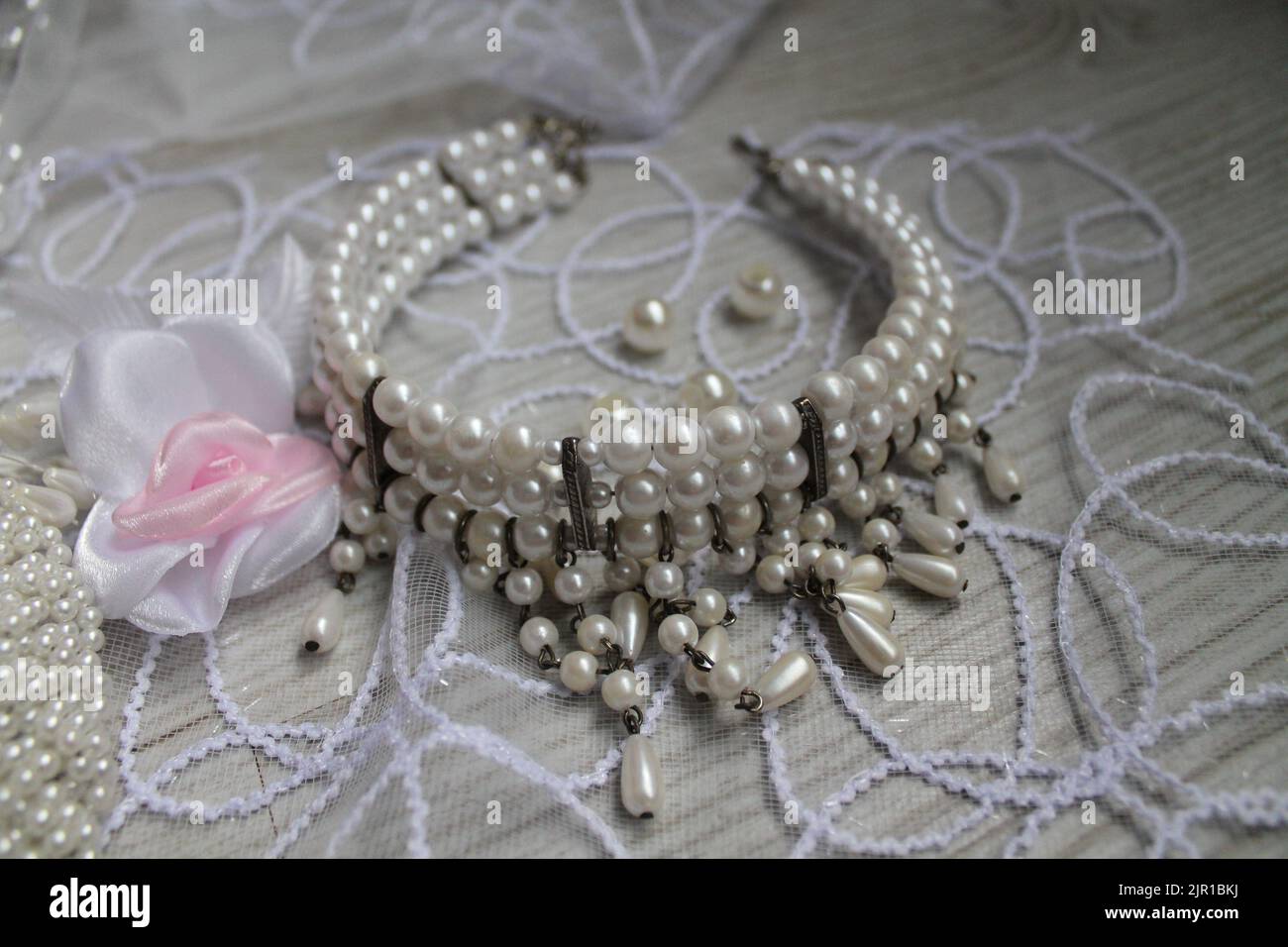 splendidi accessori per matrimoni formano perline perl bianche stese su fiala di pizzo preparare per la cerimonia Foto Stock