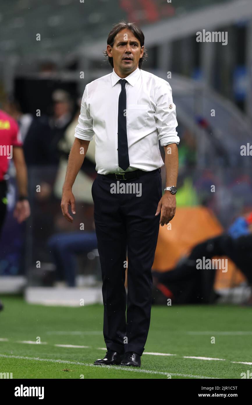 Milano, Italia, 20th agosto 2022. Simone Inzaghi Capo allenatore del FC Internazionale durante la Serie A match a Giuseppe Meazza, Milano. L'immagine di credito dovrebbe essere: Jonathan Moskrop / Sportimage Foto Stock