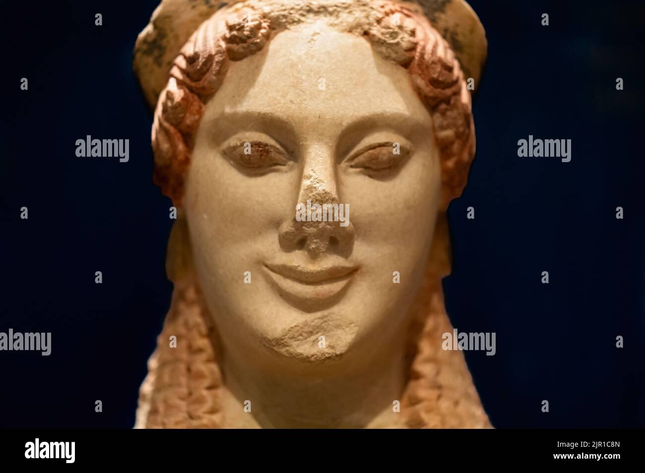 Scultura di una fanciulla (kore) in marmo con pigmenti di vari colori. Foto Stock