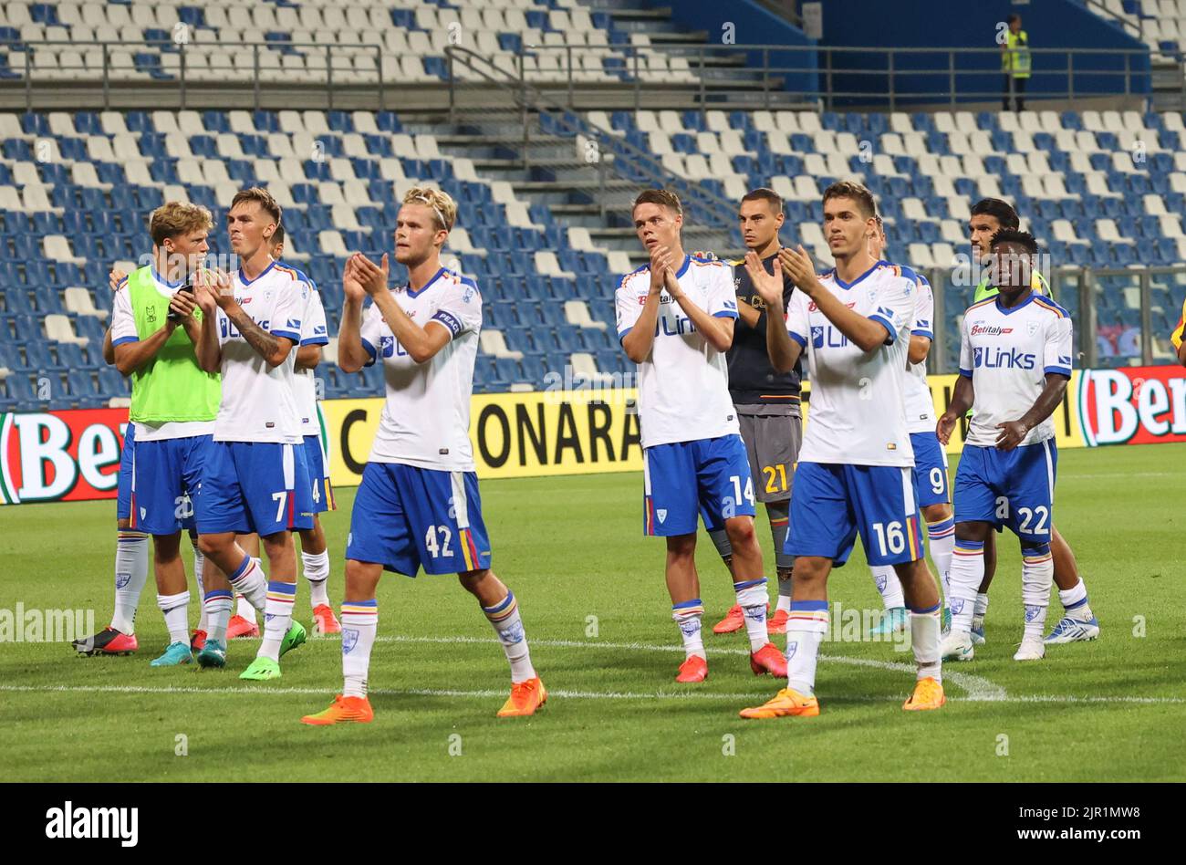 Foto Michele Nucci/LaPresse 20 Agosto 2022 - Reggio Emilia, Italia sport calcio Sassuolo Calcio u.s. Vs. Lecce us - Campionato di calcio Serie A TIM 2022/2023 - stadio &#x201c;Mapei&#x201d; nella foto: i giocatori del Lecce a fine partita Photo Michele Nucci/LaPresse 20 agosto 2022 - Reggio Emilia, Italy sport soccer Sassuolo calcio u.s. Vs. Lecce us - Campionato Italiano di Calcio League A TIM 2022/2023 - &#x201c;Mapei&#x201d; stadio nella foto: I giocatori di Lecce alla fine della partita Foto Stock