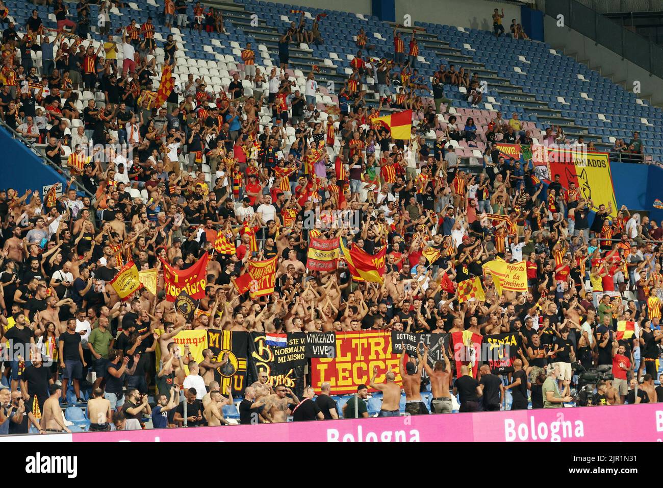 Foto Michele Nucci/LaPresse 20 Agosto 2022 - Reggio Emilia, Italia sport calcio Sassuolo Calcio u.s. Vs. Lecce us - Campionato di calcio Serie A TIM 2022/2023 - stadio &#x201c;Mapei&#x201d; nella foto: i tifosi del Lecce Photo Michele Nucci/LaPresse August 20, 2022 - Reggio Emilia, Italy sport soccer Sassuolo calcio u.s. Vs. Lecce us - Campionato Italiano di Calcio League A TIM 2022/2023 - &#x201c;Mapei&#x201d; stadio in foto: I fan di Lecce Foto Stock