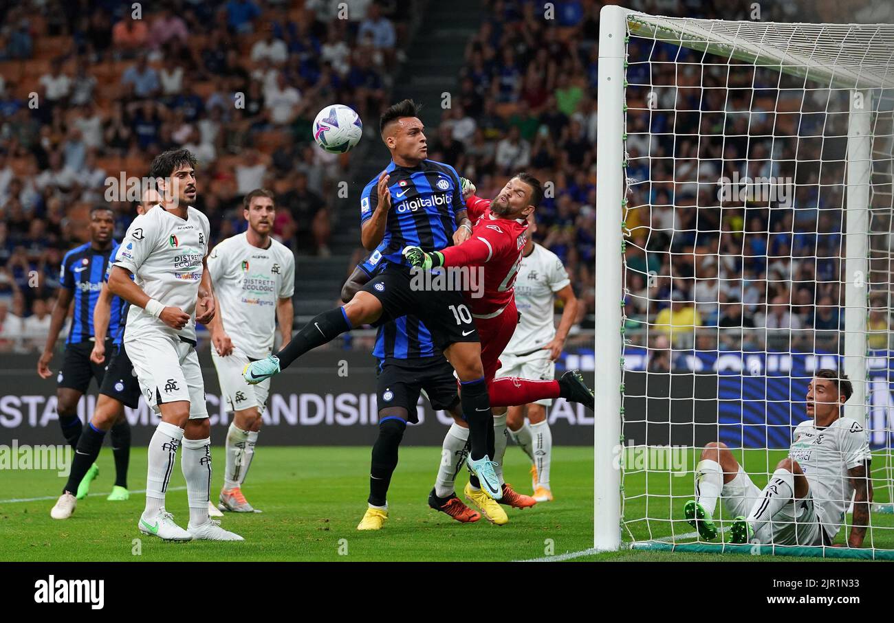 Foto Spada/LaPresse 20 Agosto 2022 - Milano, Italia - sport, calcio - Inter vs Spezia - campione italiano di calcio Serie A TIM 2022/2023 - Stadio San Siro. Nella foto: Lautaro Martinez (Inter Milan) 20 agosto 2022 Milano, Italia - sport, calcio - Inter vs Spezia - Campionato Italiano Serie A Calcio 2022/2023 - Stadio San Siro. Nella foto: Lautaro Martinez (Inter Milan) Foto Stock