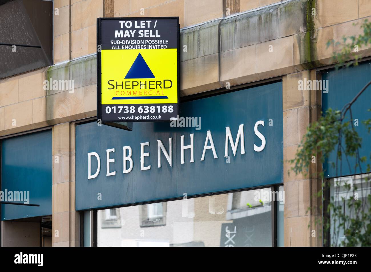 Vuoto Debenhams grande magazzino con per lasciare vendere segno fuori - Perth, Scozia, Regno Unito Foto Stock