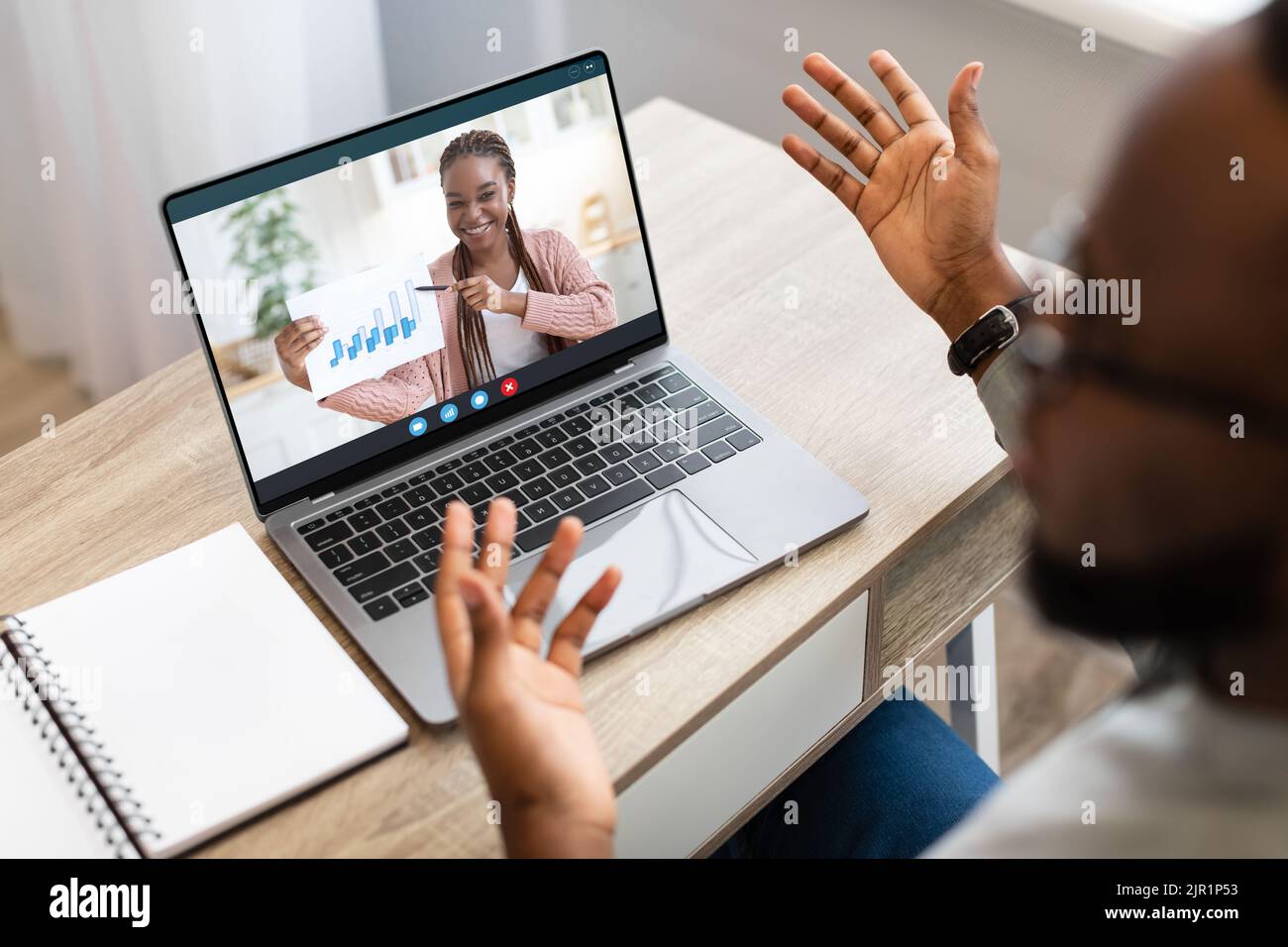 Riunione remota. Uomo che ha una conferenza Web sul laptop con un partner aziendale femminile Foto Stock