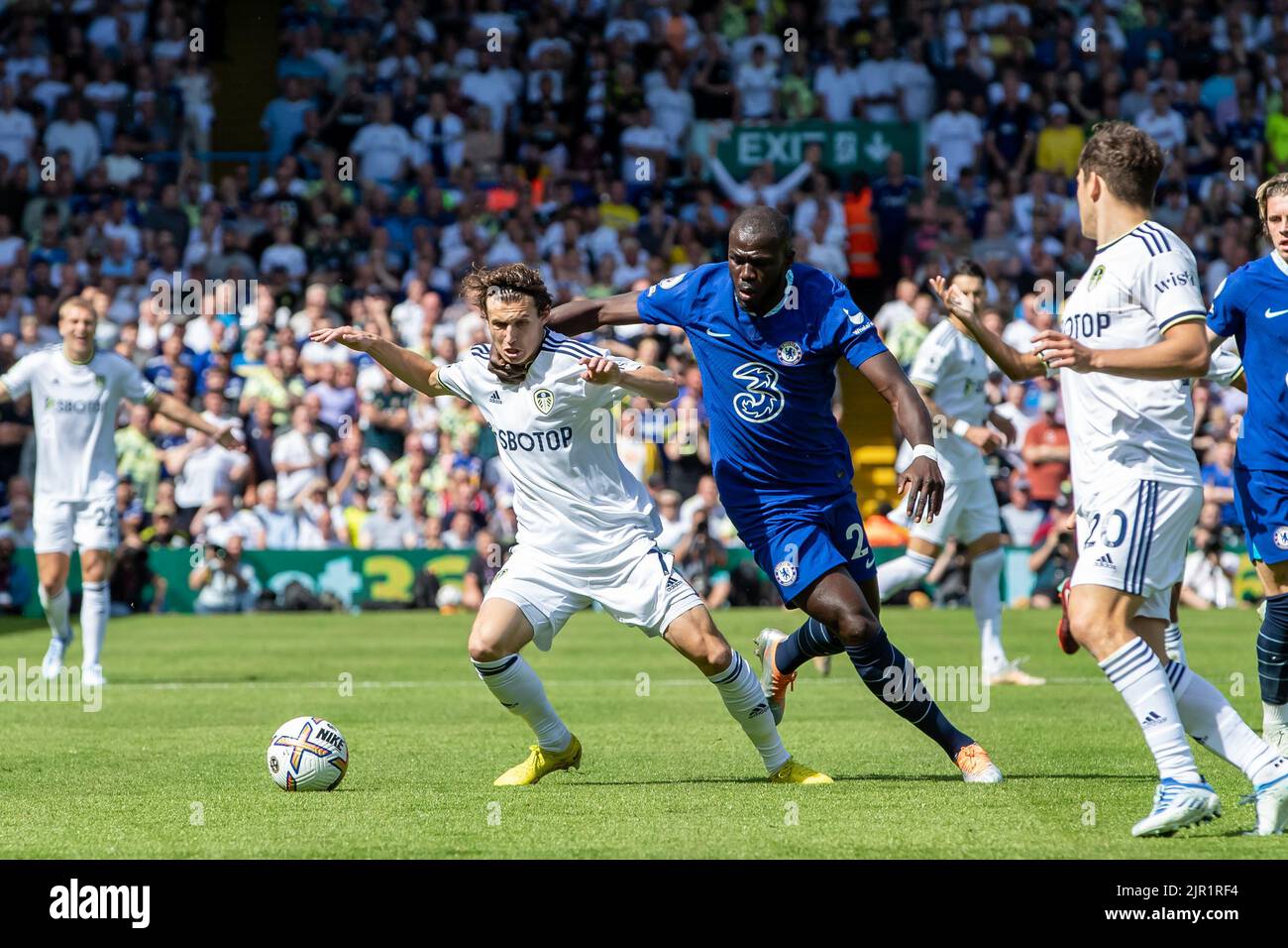 Kalidou Koulibaly #26 di Chelsea fouls Brenden Aaronson #7 di Leeds Unito durante il primo tempo e riceve una carta gialla Foto Stock