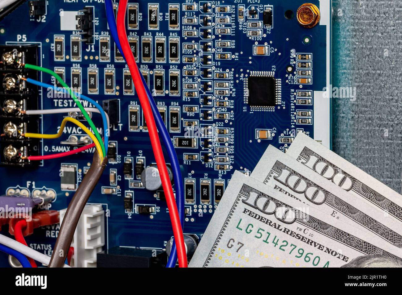 Scheda di controllo del circuito del forno e denaro contante. Concetto di manutenzione, riparazione, assistenza e installazione HVAC. Foto Stock