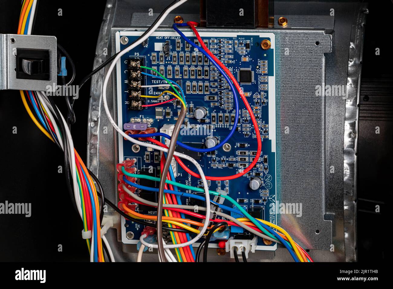 Quadro di controllo circuito forno. Concetto di manutenzione, riparazione, assistenza e installazione HVAC. Foto Stock