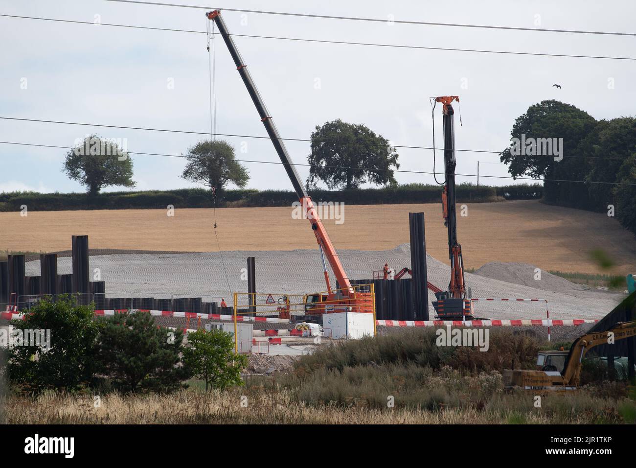 Wendover Dean, Aylesbury, Regno Unito. 19th agosto, 2022. Gran parte della Durham Farm a Wendover Dean è stata presa nel HS2. Un tempo campi verdi con fiori selvatici è ora un enorme cantiere di costruzione. Molti agricoltori che hanno acquistato compulsamente i loro terreni entro il HS2 non hanno ancora ricevuto alcuna compensazione finanziaria dal HS2. Credito: Maureen McLean/Alamy Foto Stock