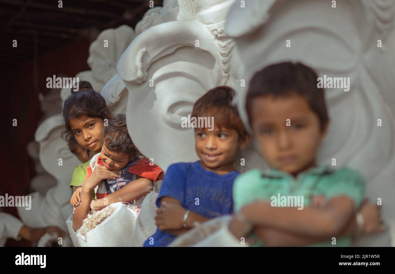 Pileru, India - 28,2022 luglio: Ragazza che tiene il bambino nelle mani. Bambino che grida nelle mani della ragazza. Bambini in prima de-messa a fuoco. Foto Stock