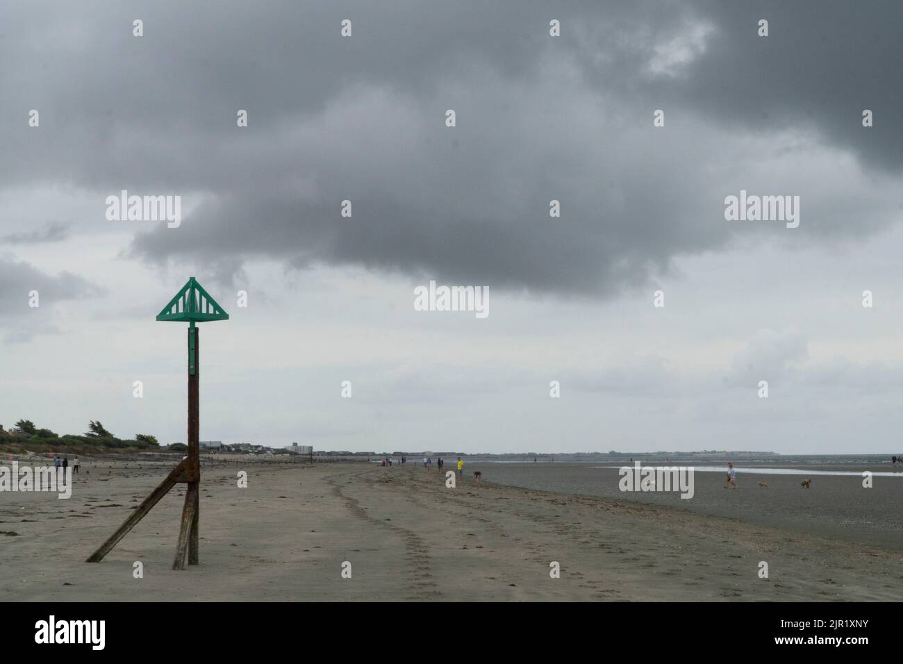 Tempo in Gran Bretagna, West Sussex, 21 agosto 2022: Nuvole, pioggia e alti di 21 gradi non scoraggia gli escursionisti con e senza cani, calciatori e pagaia da godersi la spiaggia di West Wittering. A differenza di altre spiagge del Sussex, l'acqua non è fuori limite, in quanto non ci sono stati scarichi di acque reflue locali. Nonostante la nuvola bassa e la pioggia intermittente, ci sono vedute dell'Isola di Wight e una regata nel Solent. Anna Watson/Alamy Live News Foto Stock