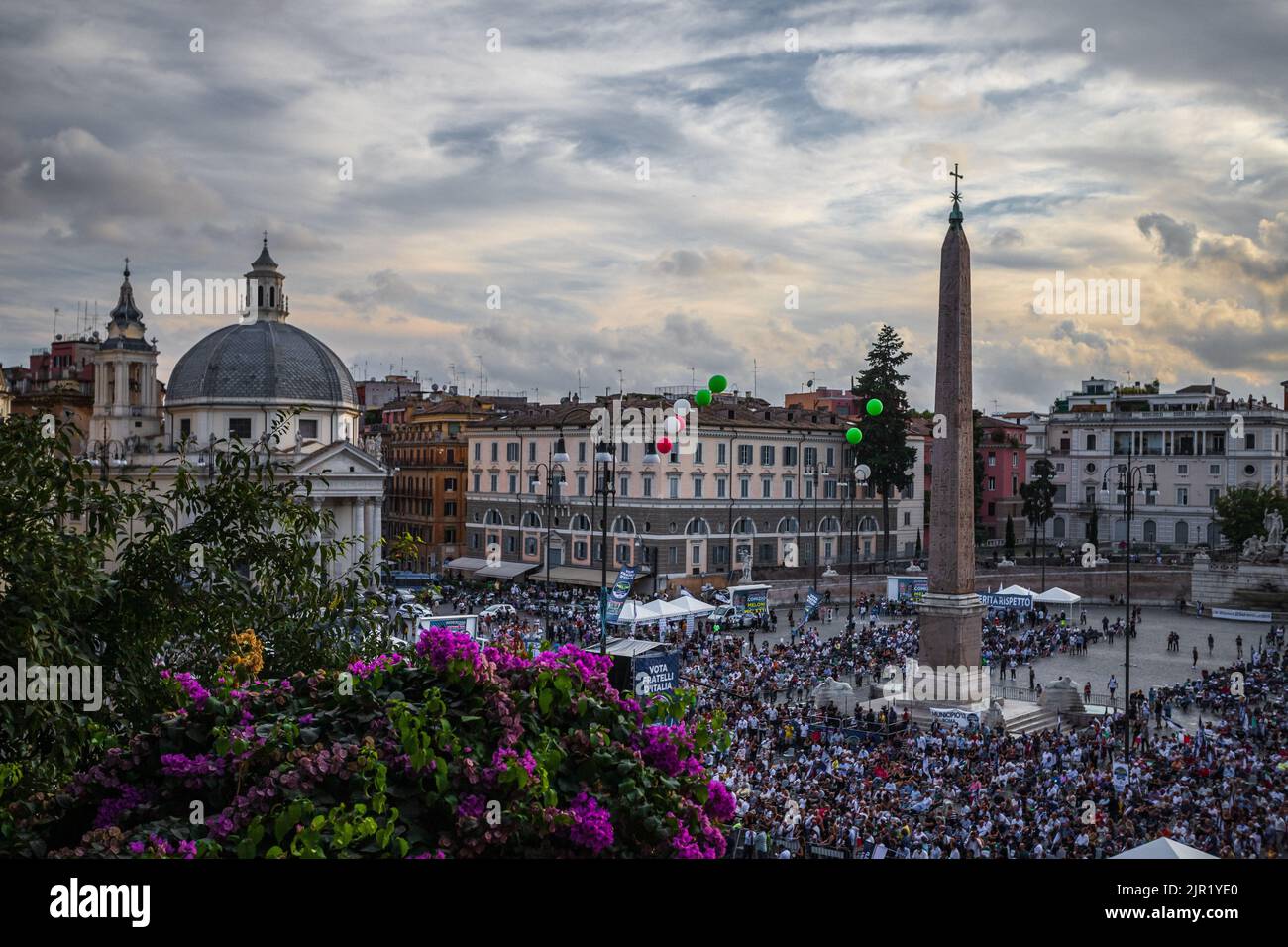 Piazza affollata per rally politico a Roma (Italia). Organizzato dalla destra italiana Fratelli di Italia con la direzione di Giorgia Meloni. Foto Stock