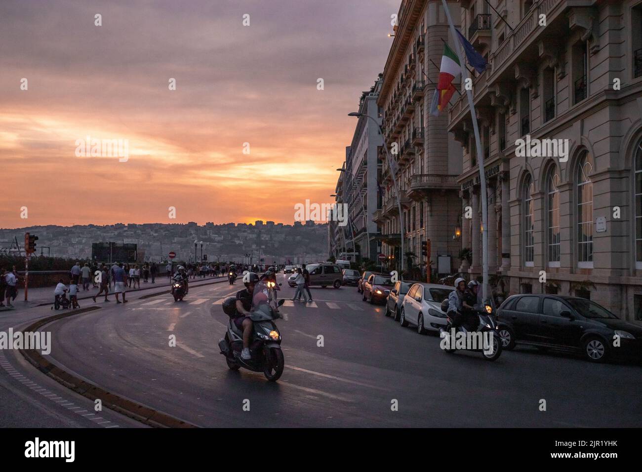 Bellissimo, suggestivo e surreale tramonto da cartolina sul lungomare di Mergellina a Napoli (Italia). Foto Stock