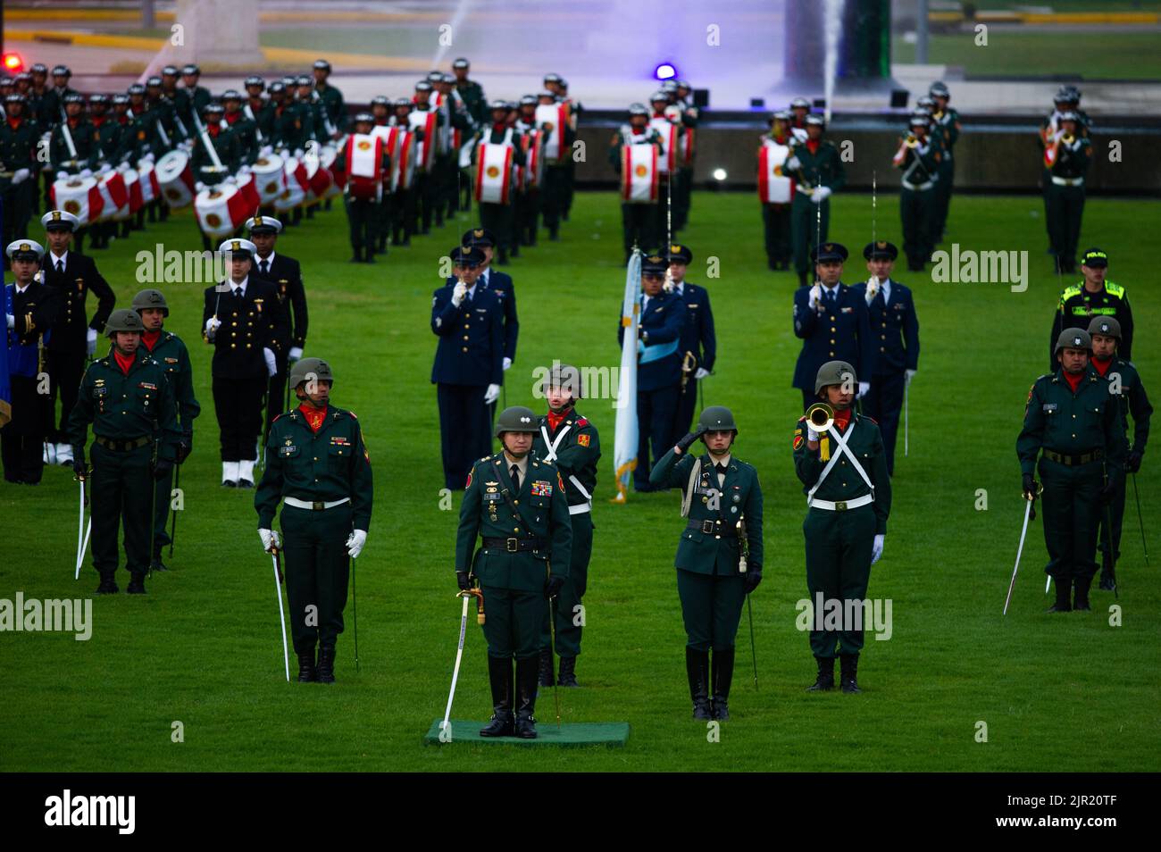 I cadetti militari della Colombia si formano durante la cerimonia di giuramento del ministro della Difesa colombiano Ivan Velasquez e della linea di comando militare, al Foto Stock