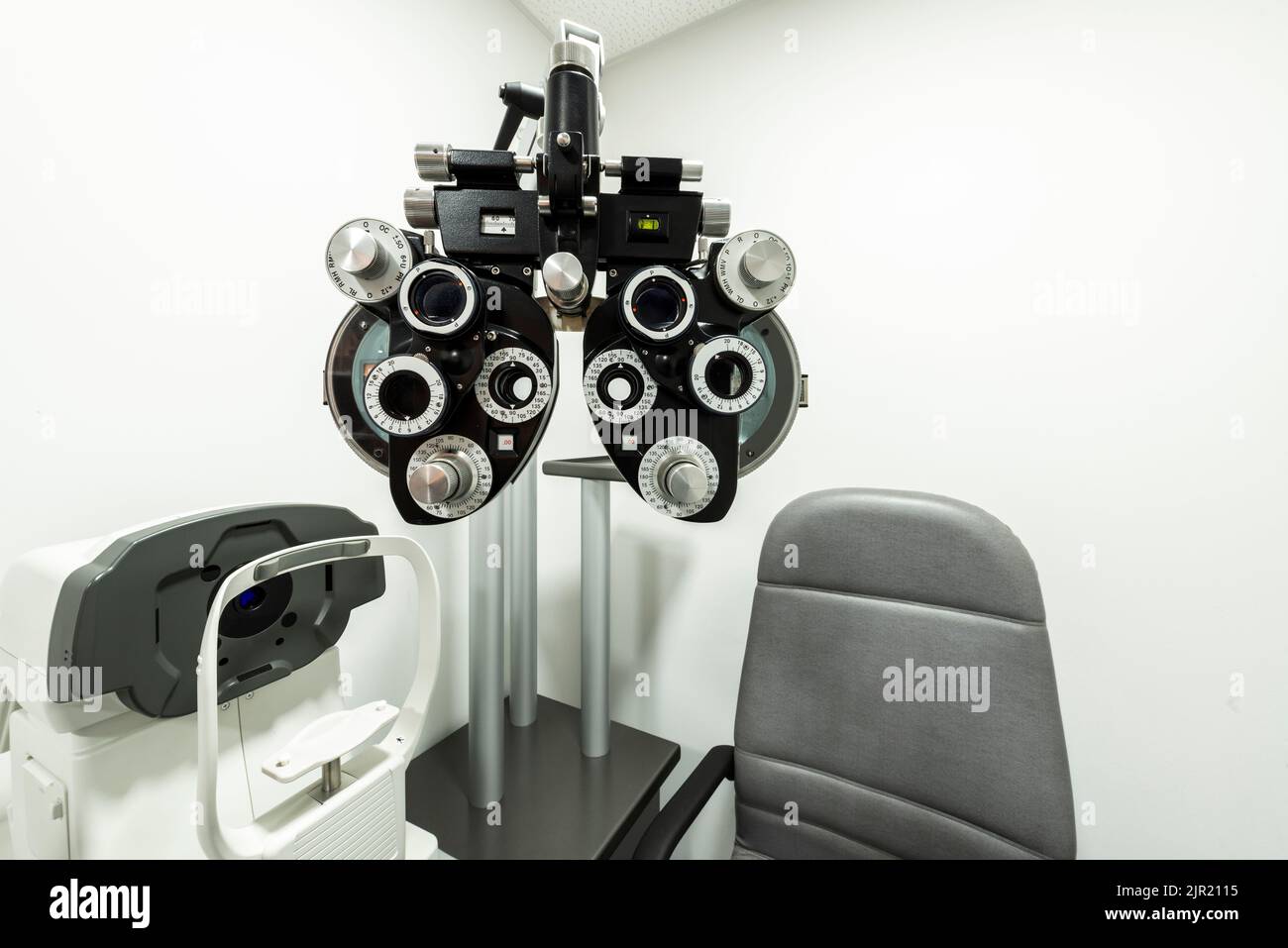 Dispositivo di misurazione della visione in un armadio dotato di sedile per il paziente Foto Stock