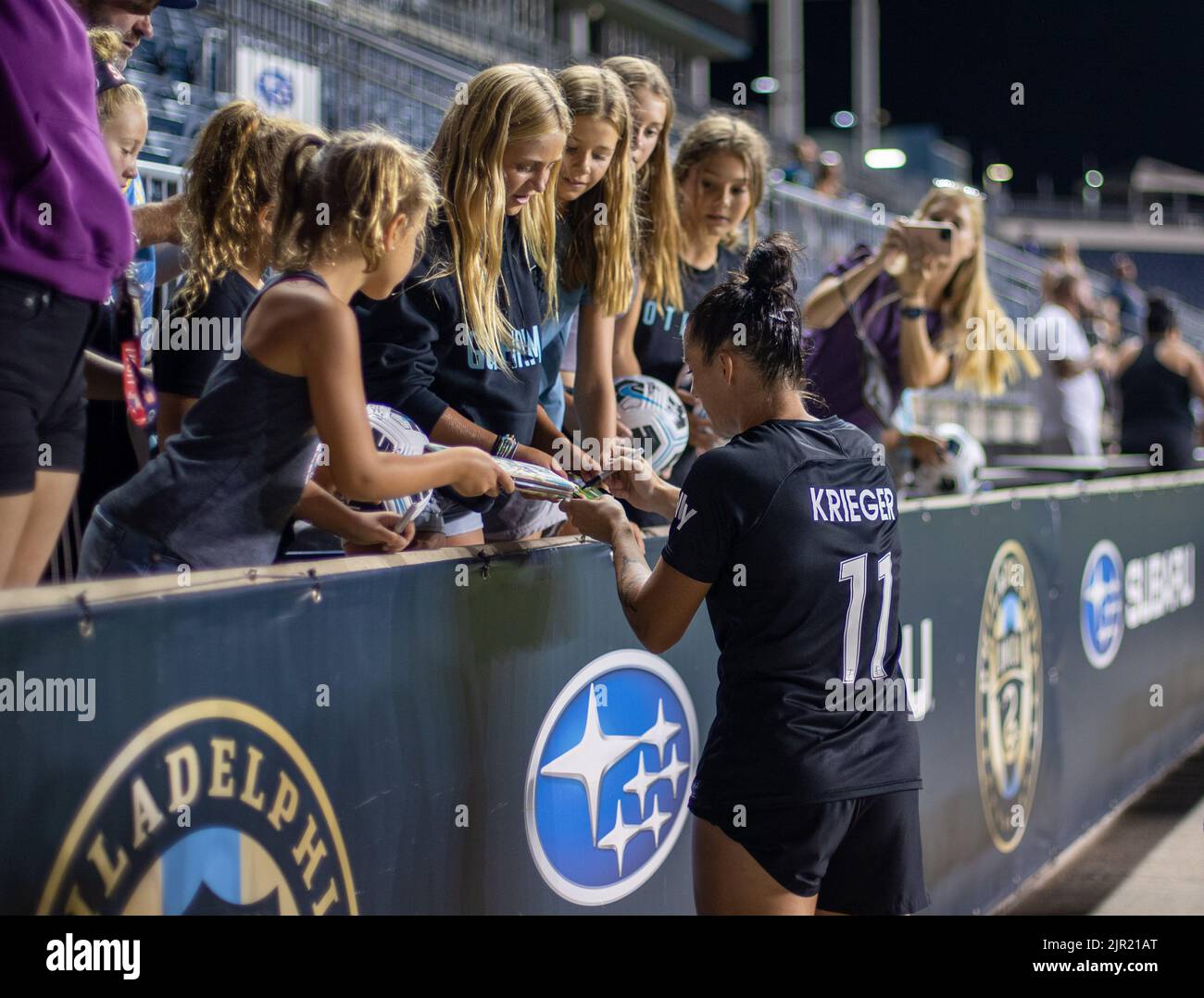 Ali Krieger (11 NJ/NY Gotham FC) con i fan durante la partita della National Women Soccer League tra NJ/NY Gotham FC e Orlando Pride al Subaru Park in CH Foto Stock