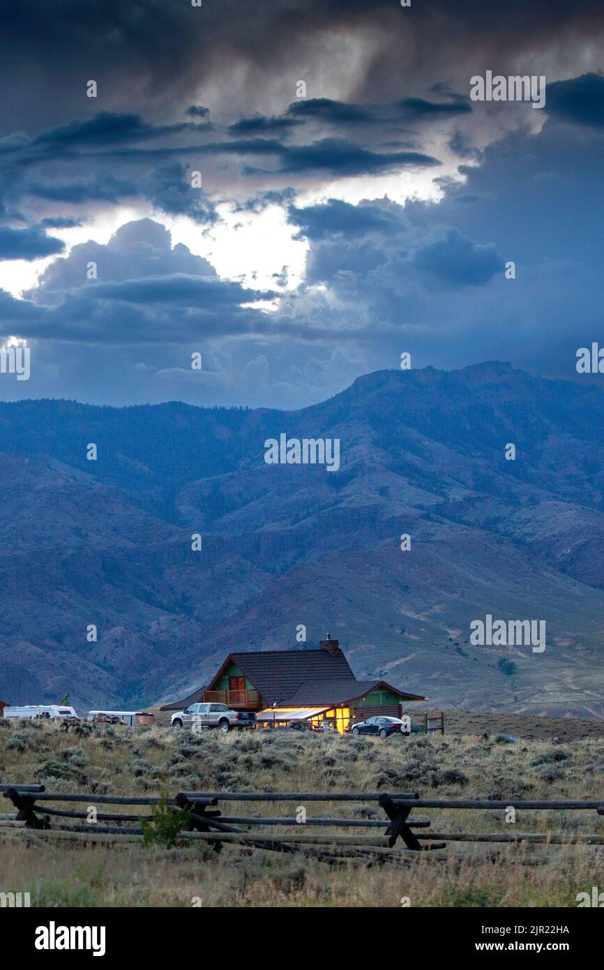 Nuova casa nel paesaggio della catena montuosa Absaroka delle Montagne Rocciose al tramonto, Wyoming Foto Stock
