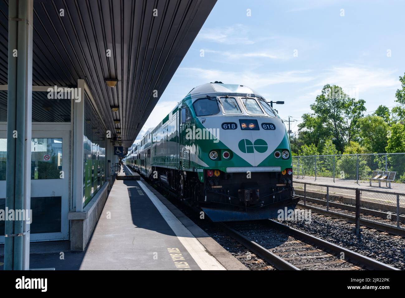 Burlington, Ontario, Canada - 10 2021 luglio: Treno 618 in arrivo alla piattaforma della stazione GO di Burlington. Foto Stock