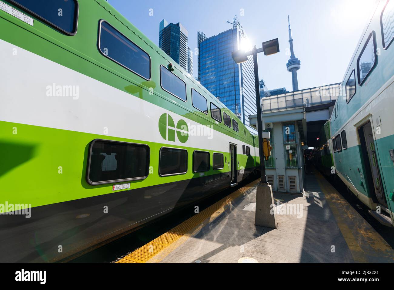 Toronto, ON, Canada - 10 2021 Luglio: GO Transit Go Train arrivo alla piattaforma Union Station. Foto Stock