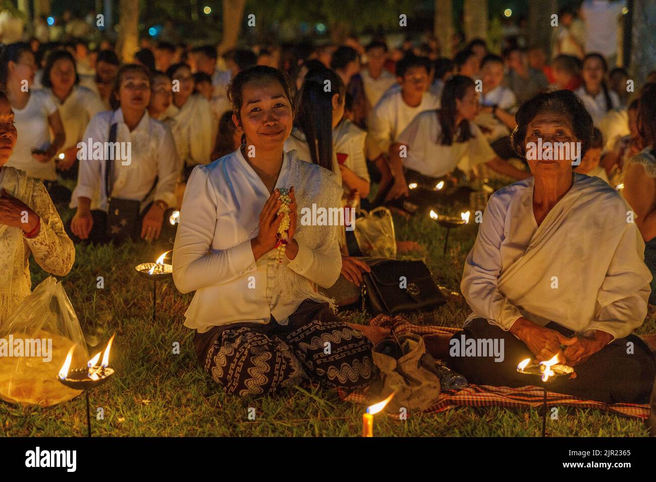 Un gruppo di donne che celebra il festival Pchum ben in Cambogia Foto Stock