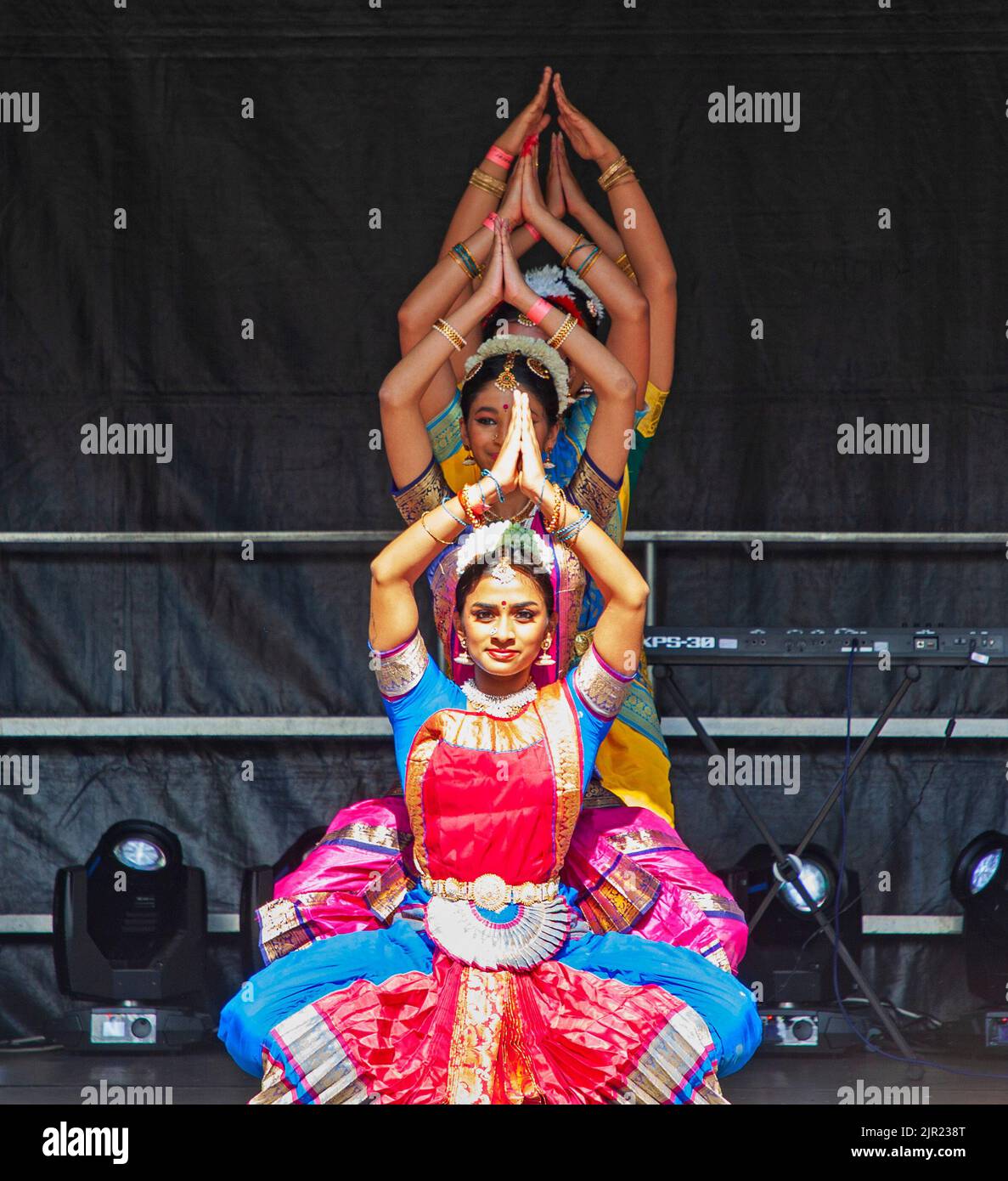 Leith Links Park, Edimburgo, Scozia, Regno Unito, 21st agosto 2022. Milan Mela, evento multiculturale per famiglie, spettacoli dal vivo e oltre 30 bancarelle di gioielli, abbigliamento saris, angolo cucina internazionale e attività per bambini. Nella foto: I membri della Danza Ihayami si esibiscono sul palco. Credit: Arch White/alamy live news. Foto Stock