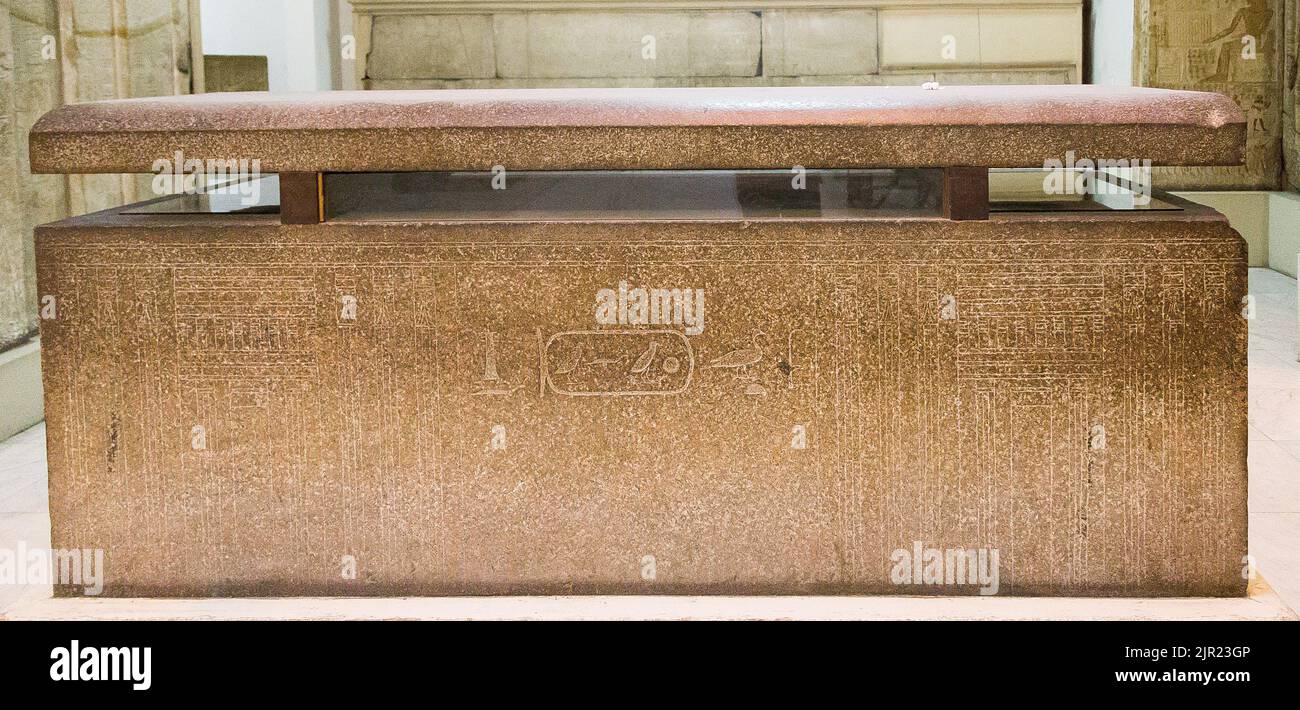 Cairo, Museo Egizio, sarcofago di KhufuDjedef, contemporaneo del re Menkauere e figlio di Kheops. Foto Stock