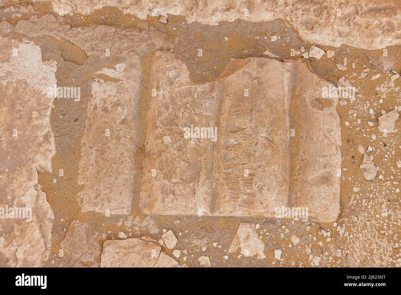 Egypte, Saqqara vicino al Cairo, nuovo regno tomba di Horemheb, seconda corte, marciapiede blocco, forse riutilizzato da un altro monumento. Foto Stock