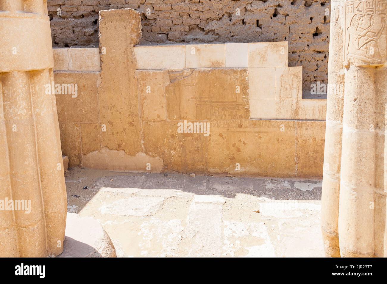 Egitto, Saqqara, tomba di Horemheb, parete sud della seconda corte, rimane di un muro di fase precedente, smantellato nell'ultima fase di costruzione. Foto Stock