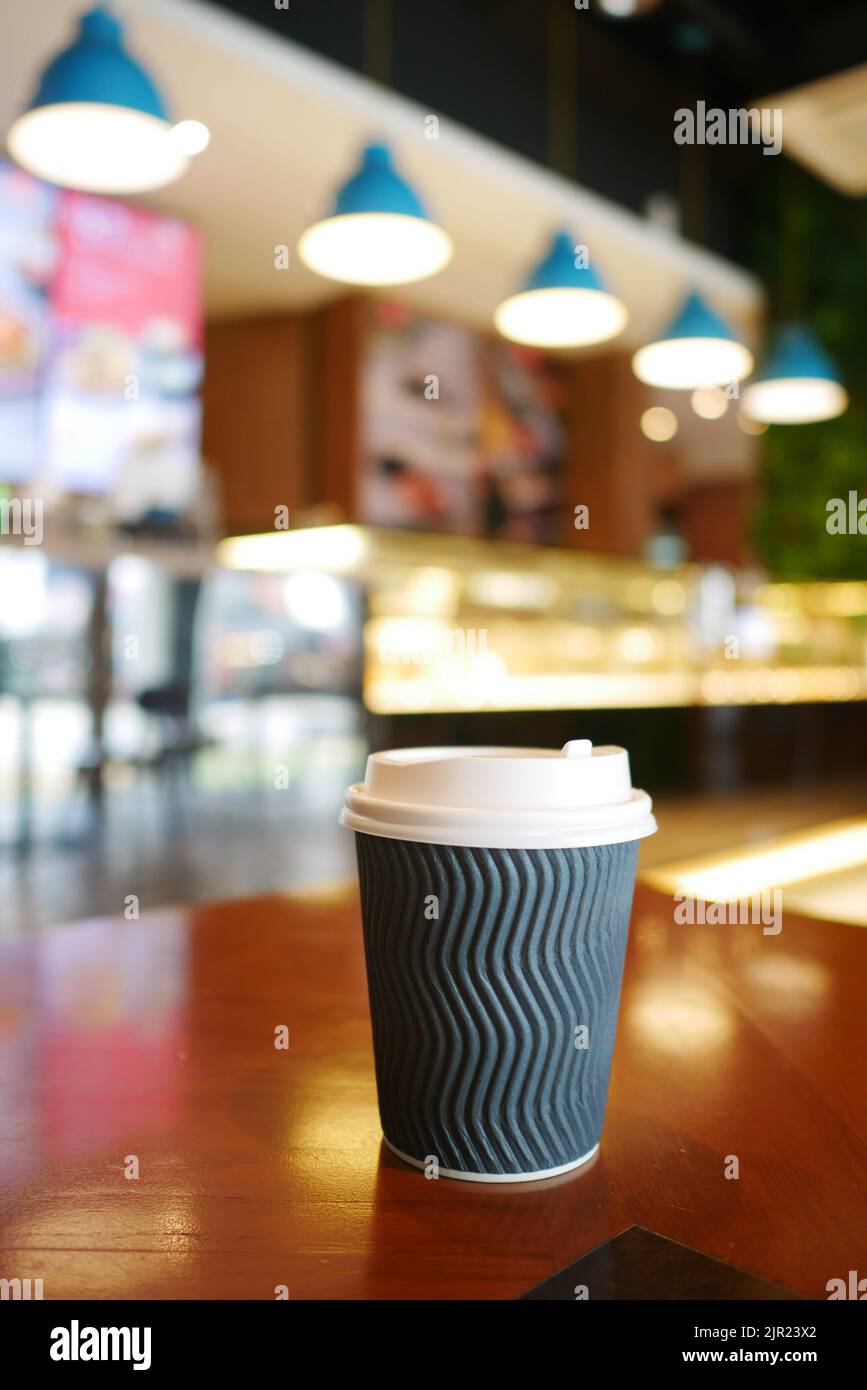 take via la tazza di caffè di carta o sul tavolo del caffè Foto Stock